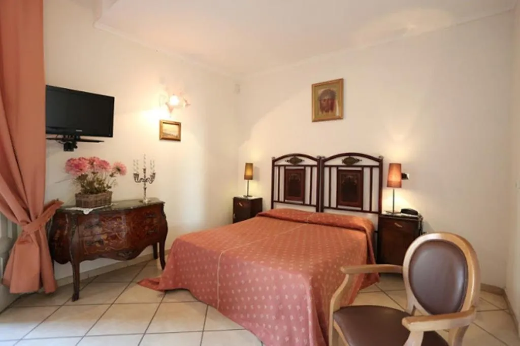 Photo of the whole room, Bed in Bovio Suite