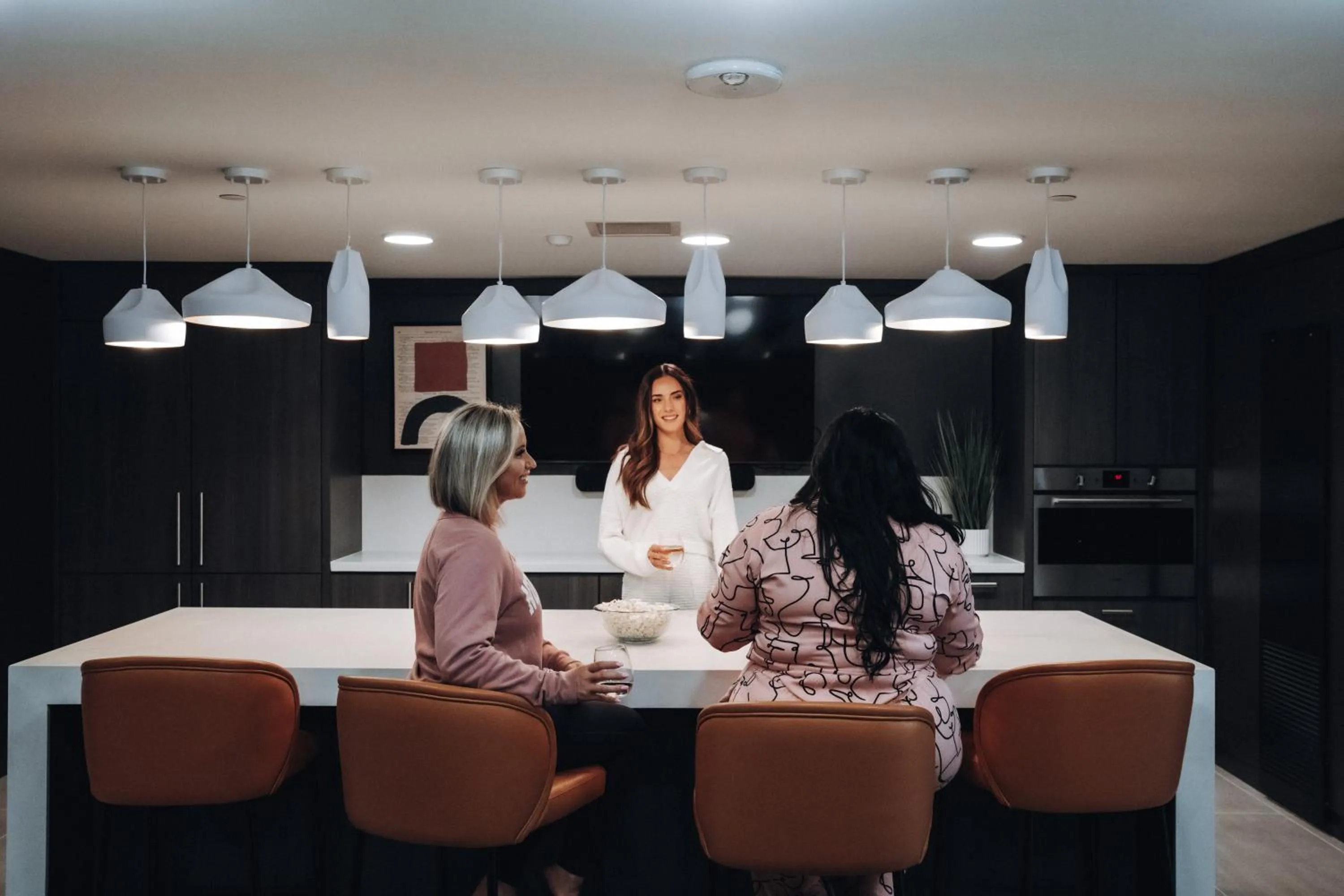 Communal lounge/ TV room in Level Seattle Downtown - South Lake Union