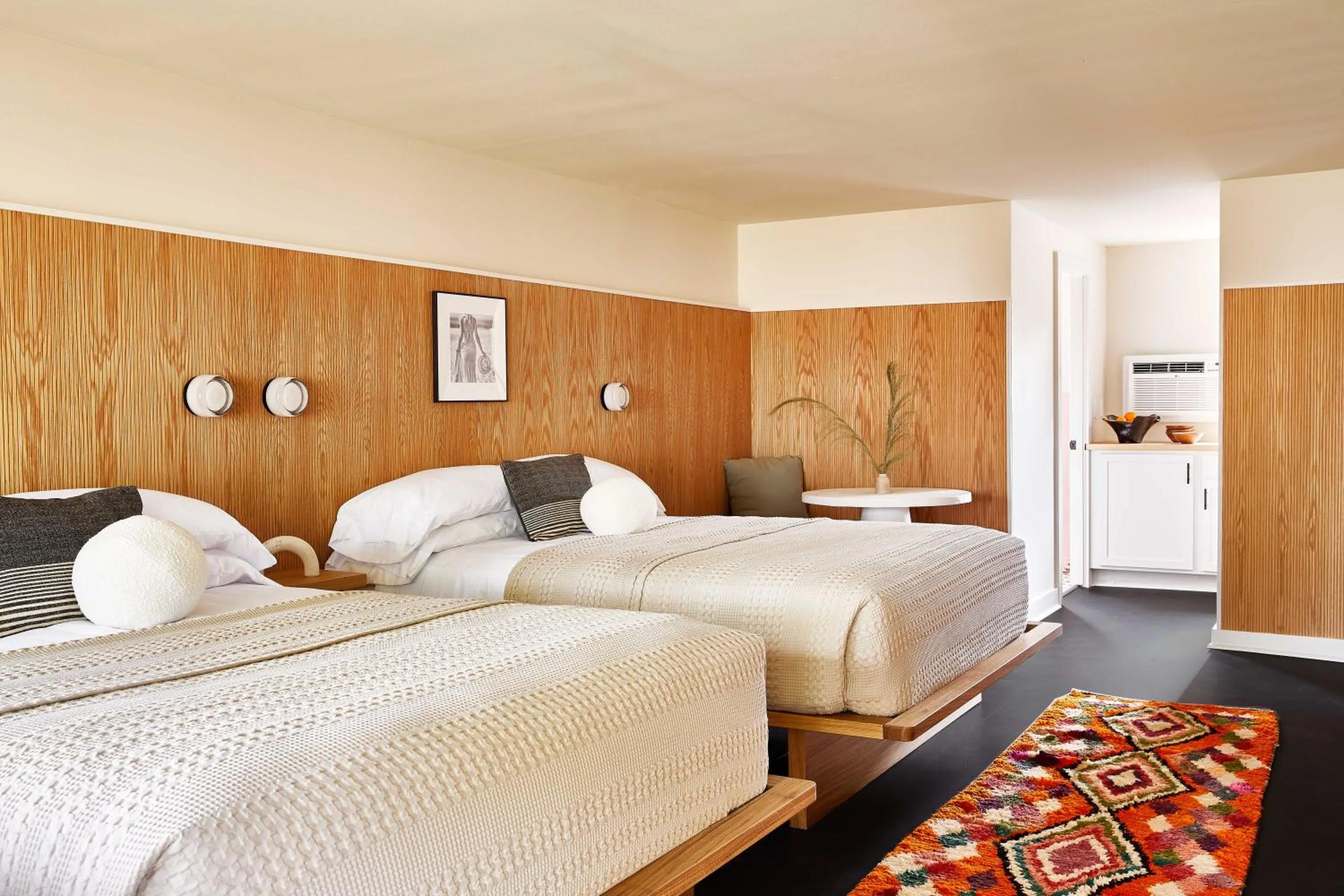 Photo of the whole room, Bed in Bluebird Dennisport