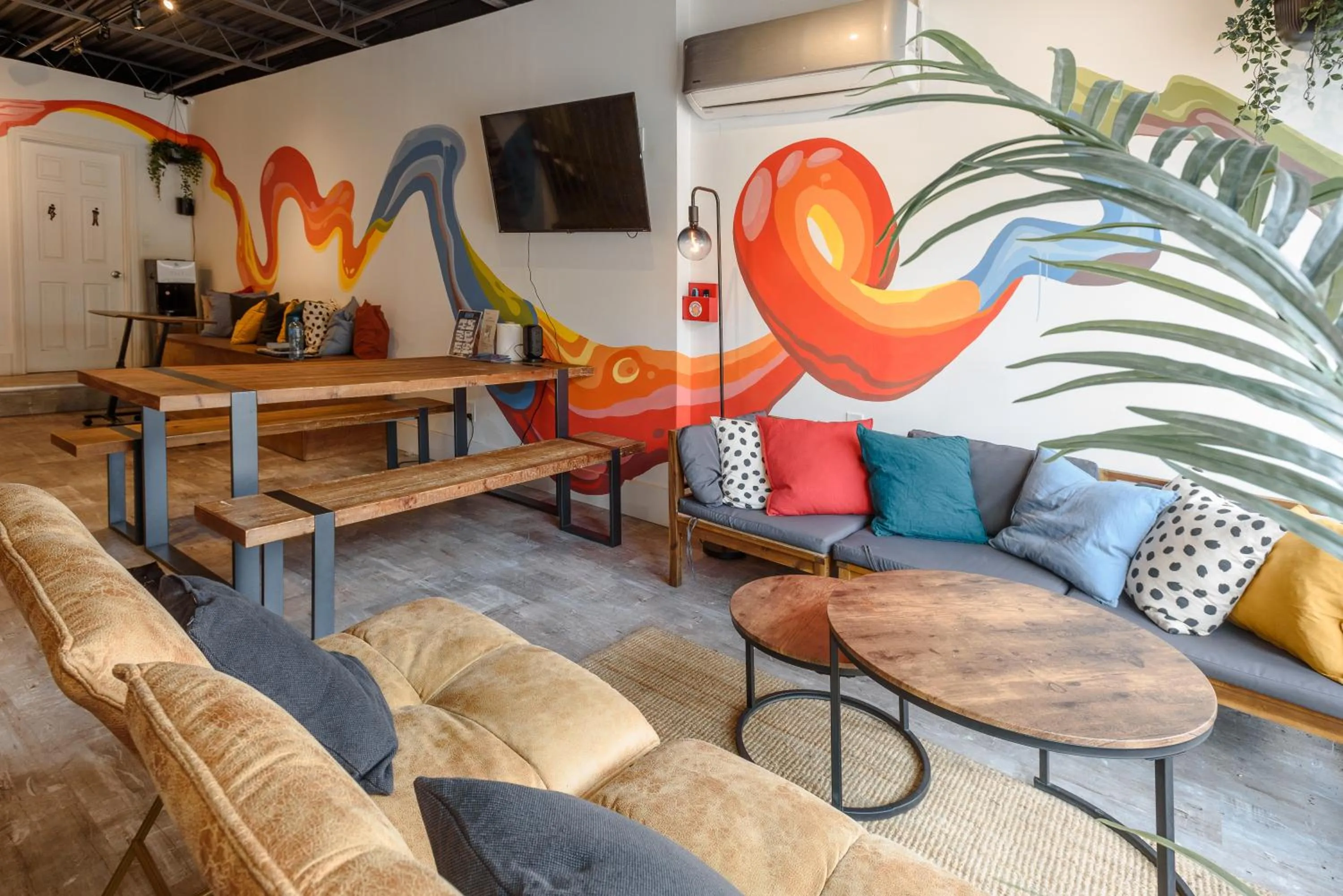 Communal lounge/ TV room in Samesun Toronto