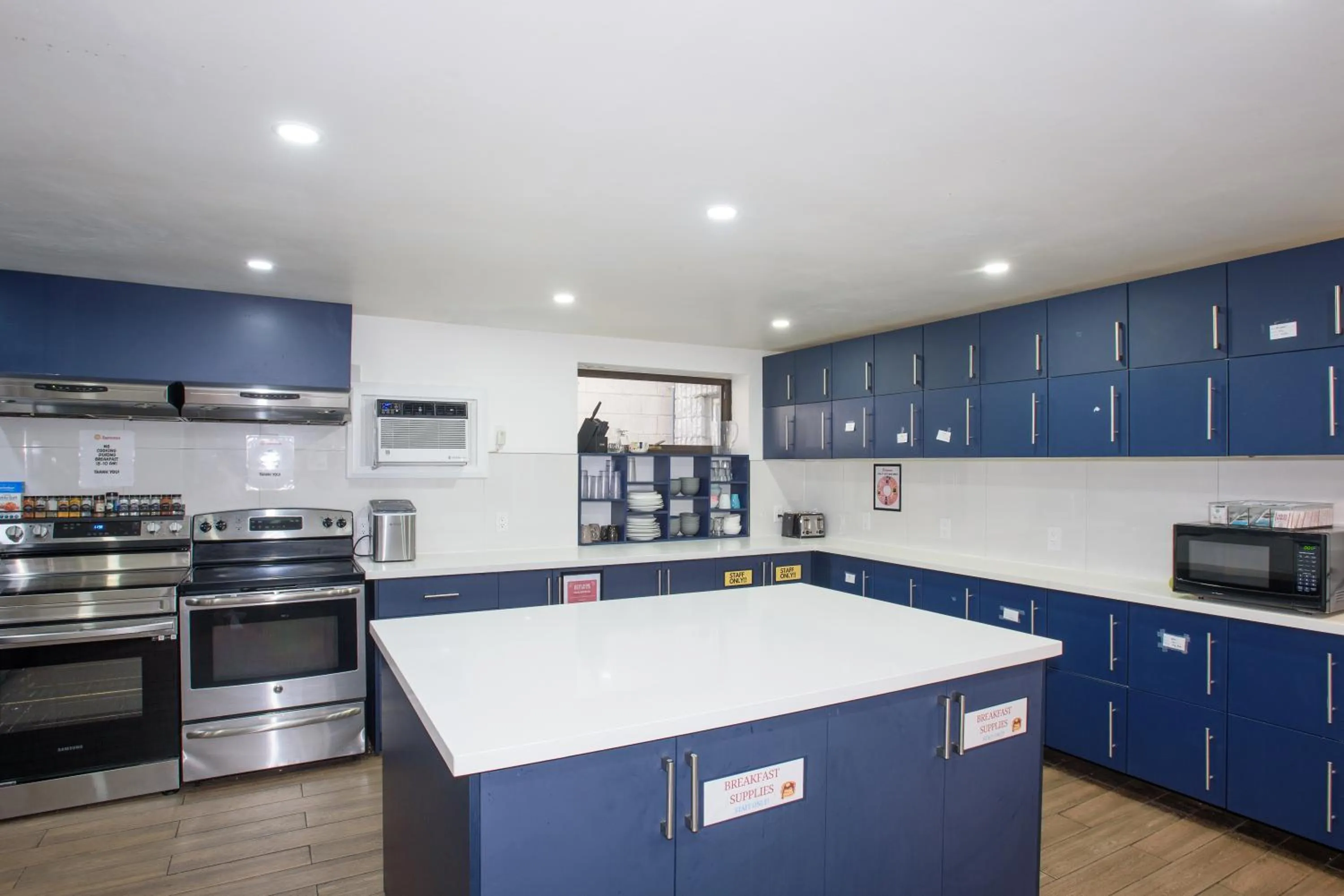 Communal kitchen in Samesun Toronto