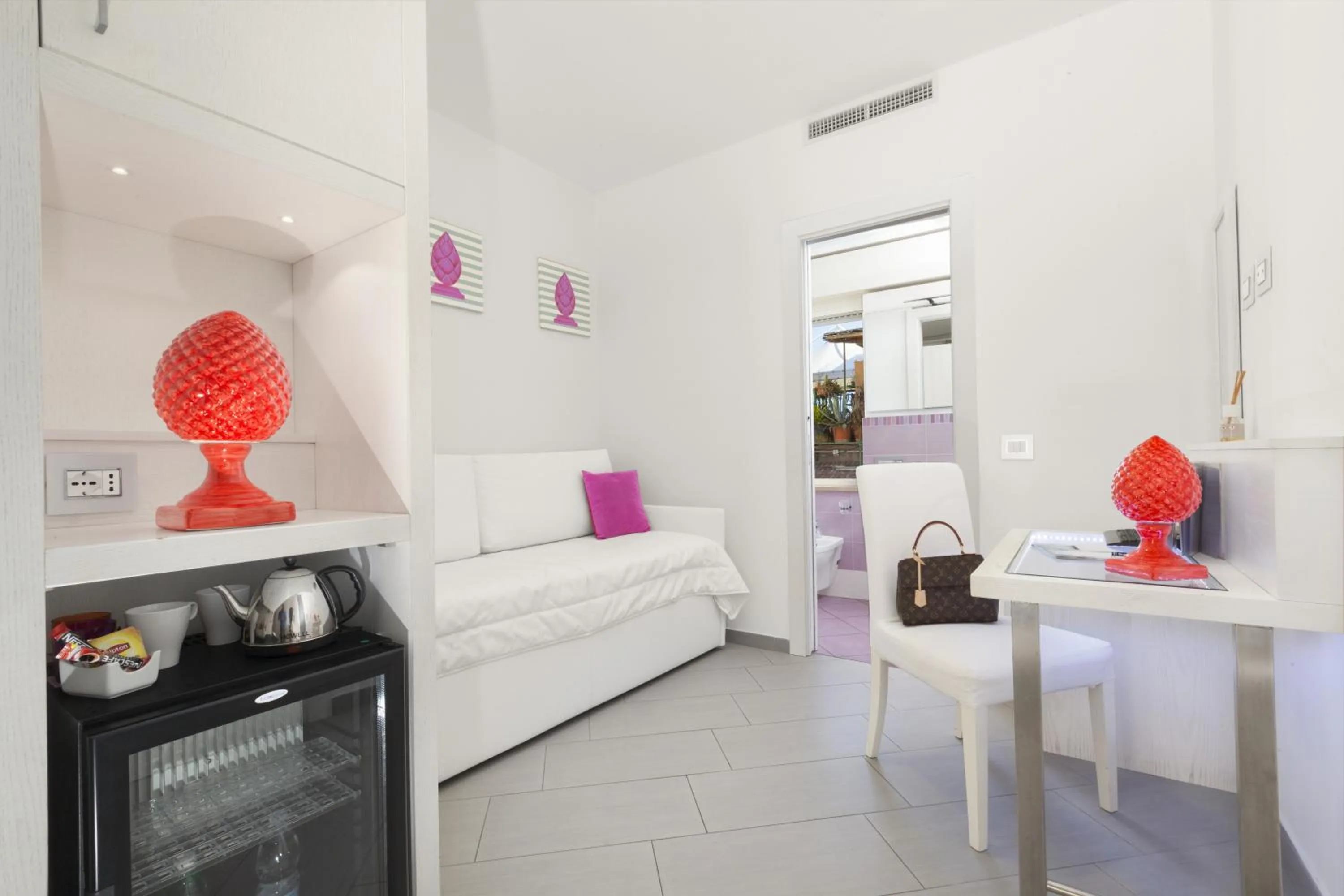 TV and multimedia in Hotel Tasso Suites & Spa