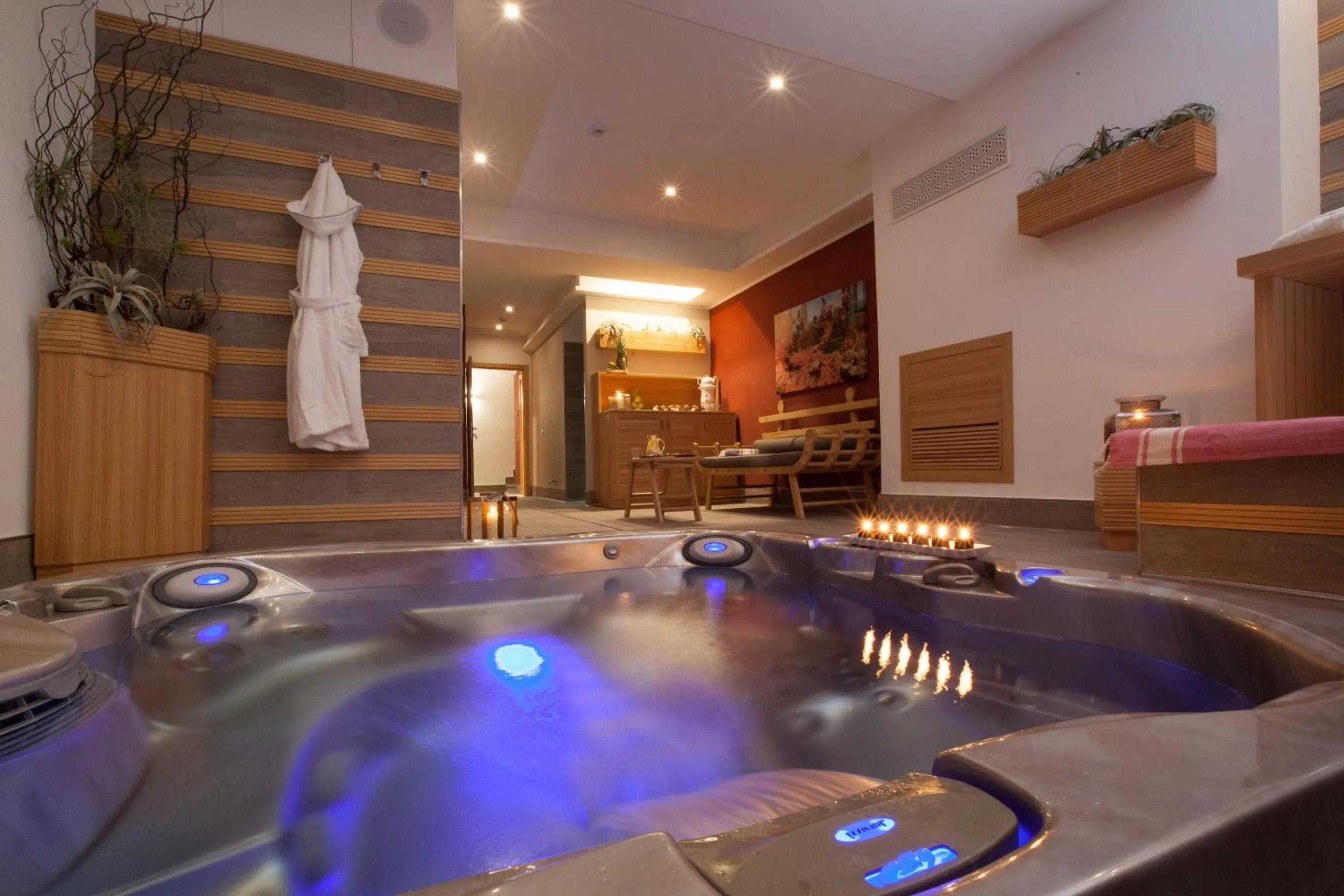 Hot Tub in Hotel Tasso Suites & Spa