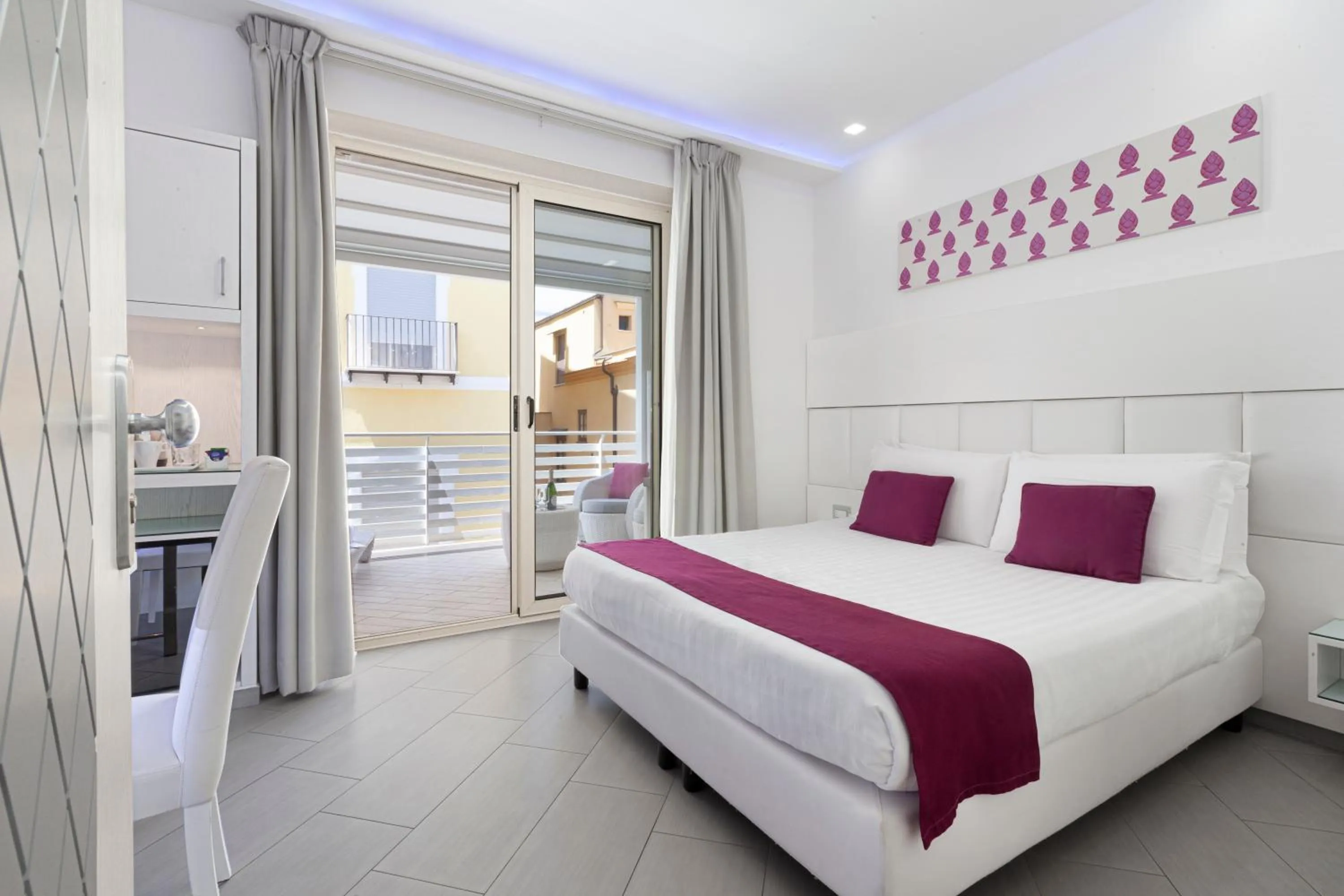 Bedroom, Bed in Hotel Tasso Suites & Spa