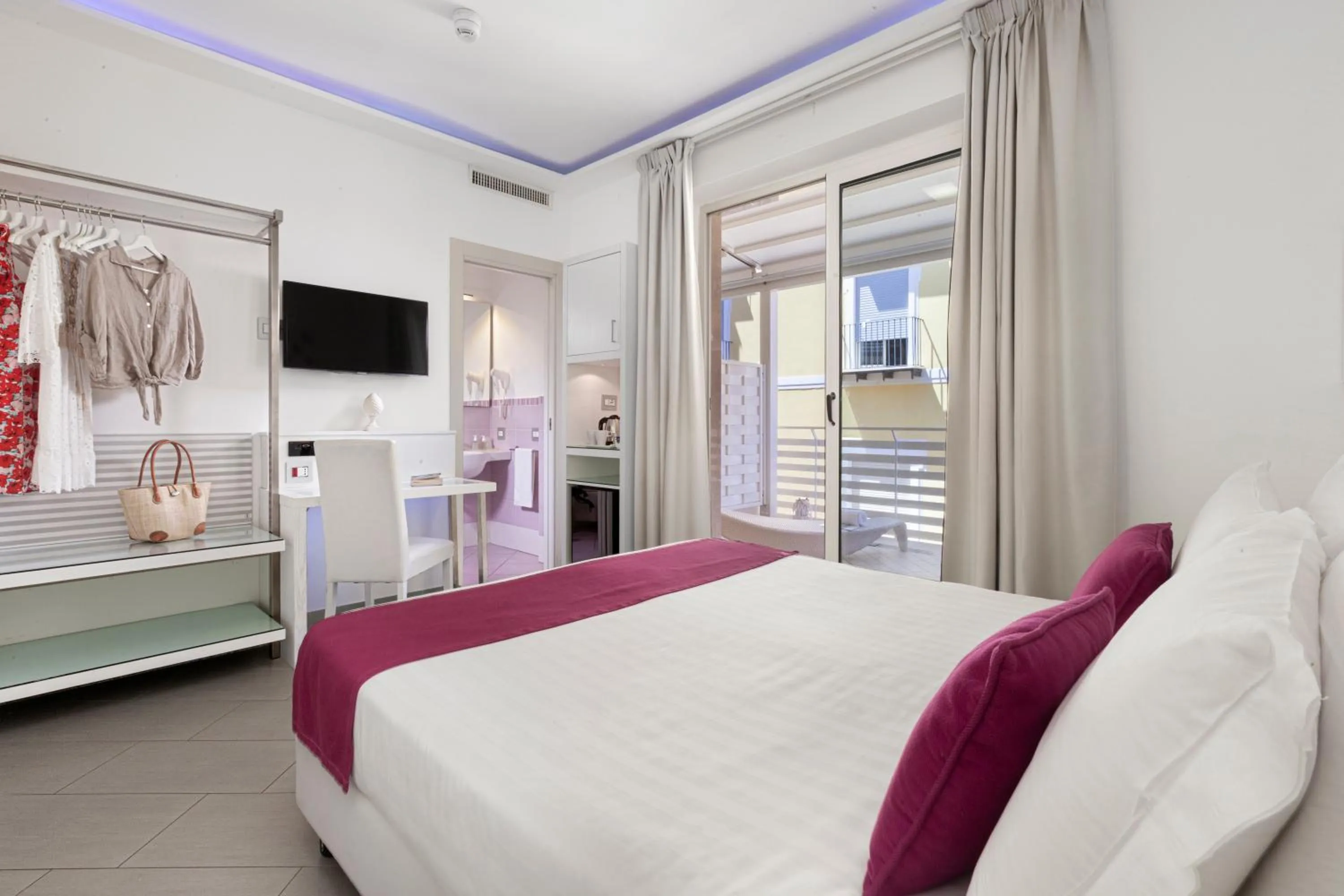 Bedroom, Bed in Hotel Tasso Suites & Spa