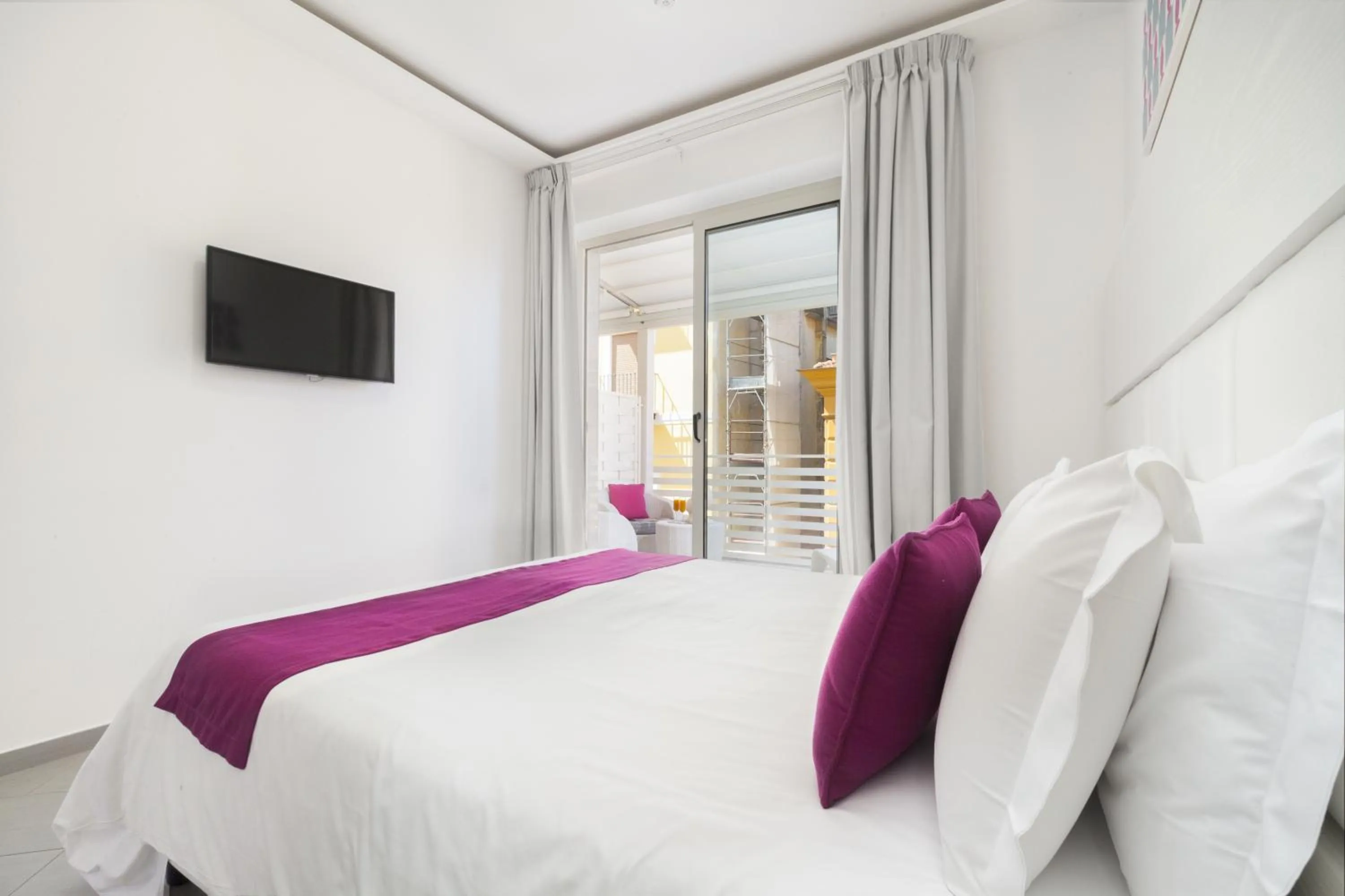 TV and multimedia, Bed in Hotel Tasso Suites & Spa