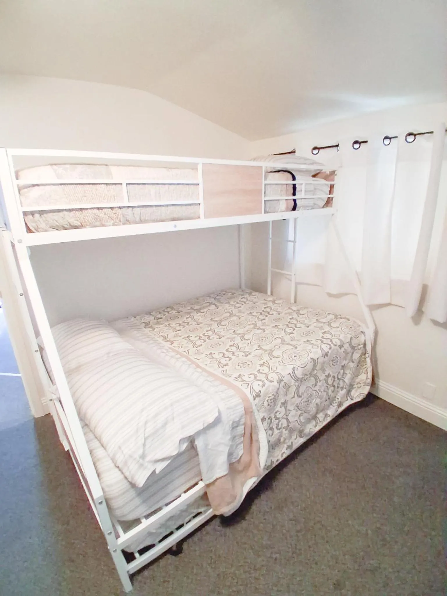 Bedroom, Bed in Genas's Sierra Inn & Restaurant