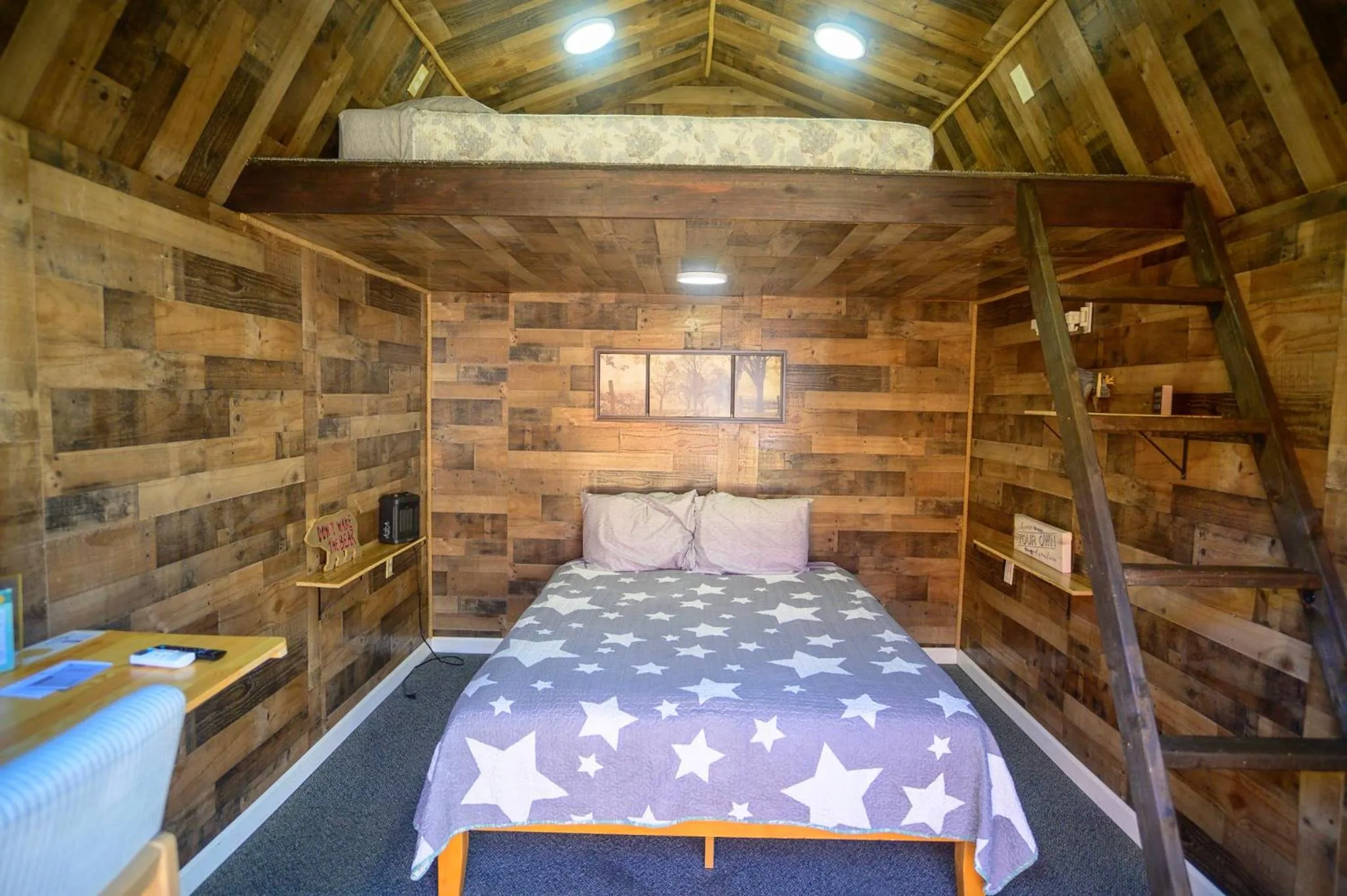 Bedroom, Bed in Genas's Sierra Inn & Restaurant