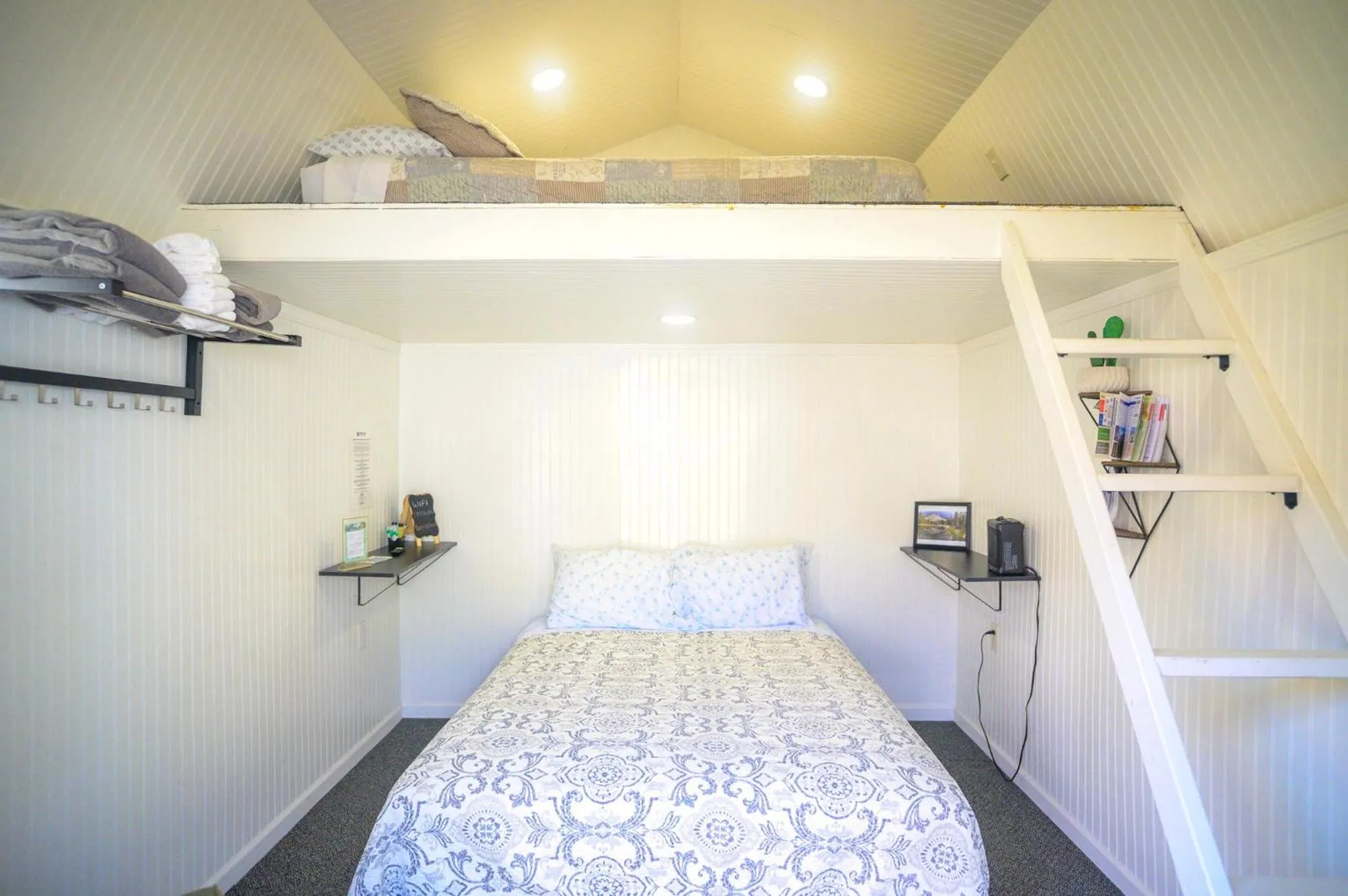 Bedroom, Bed in Genas's Sierra Inn & Restaurant