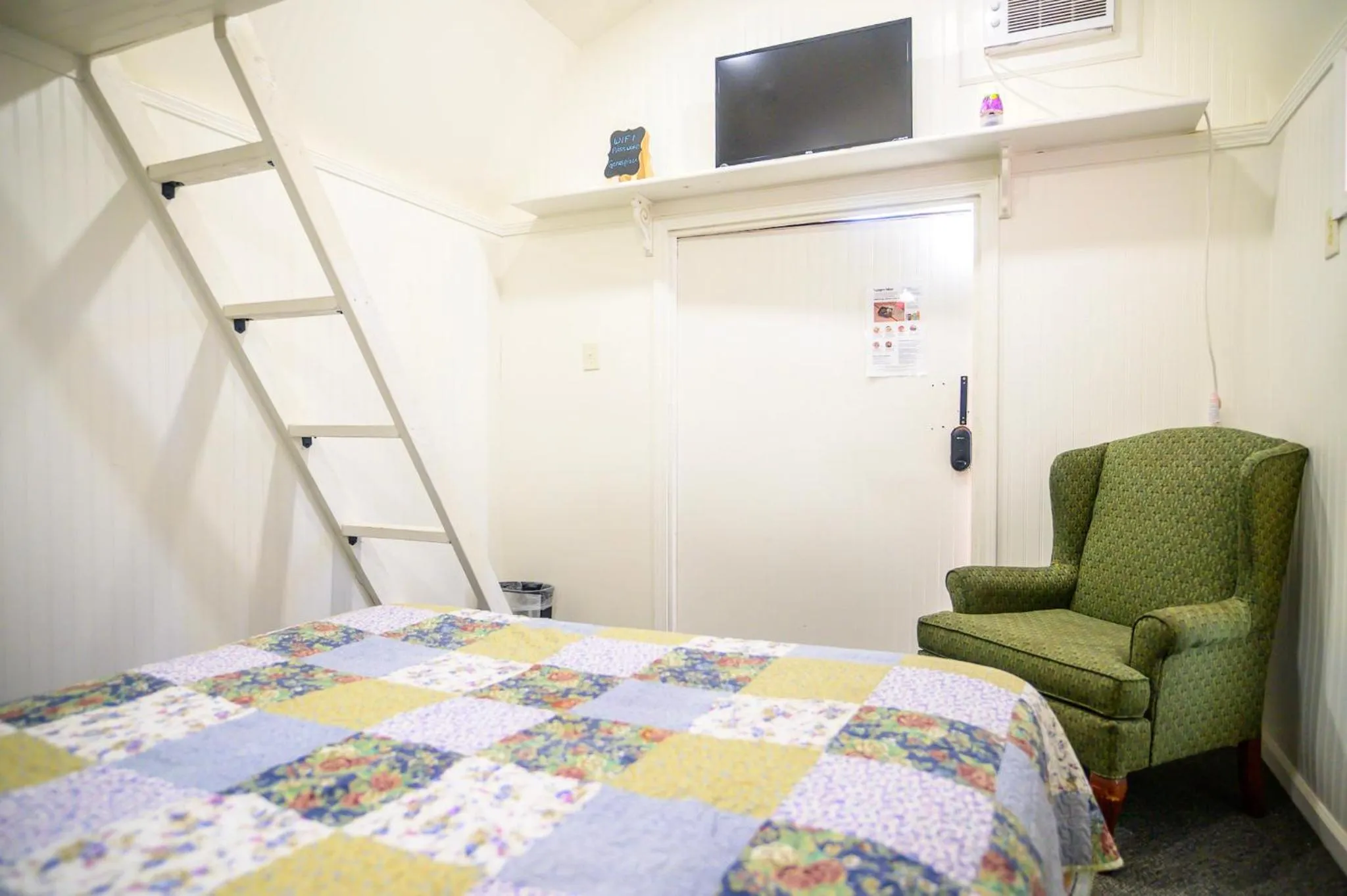 Property building, Bed in Genas's Sierra Inn & Restaurant