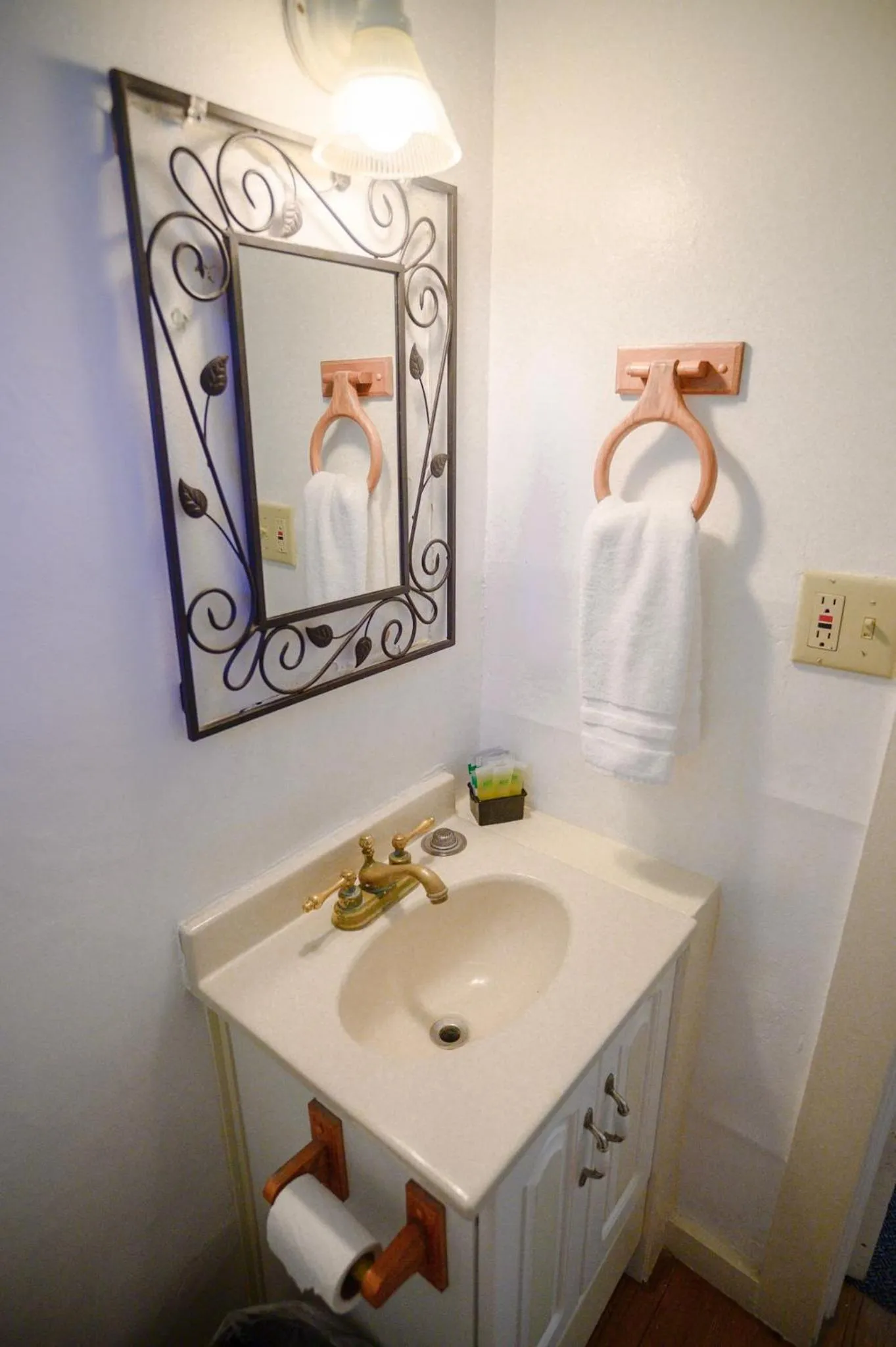 Bathroom in Genas's Sierra Inn & Restaurant