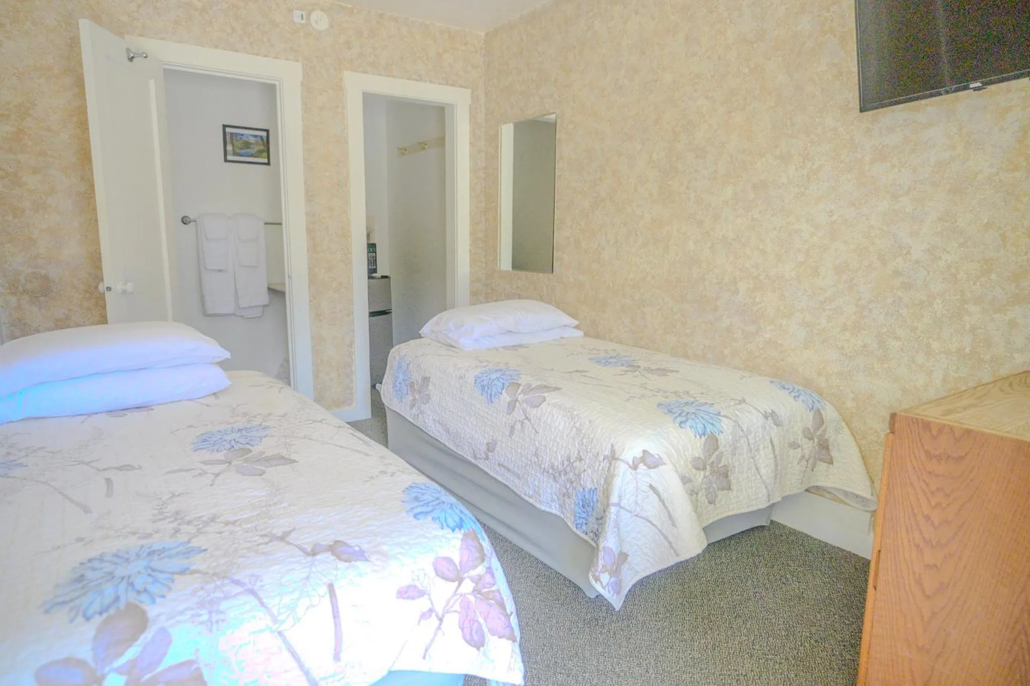 Bedroom, Bed in Genas's Sierra Inn & Restaurant