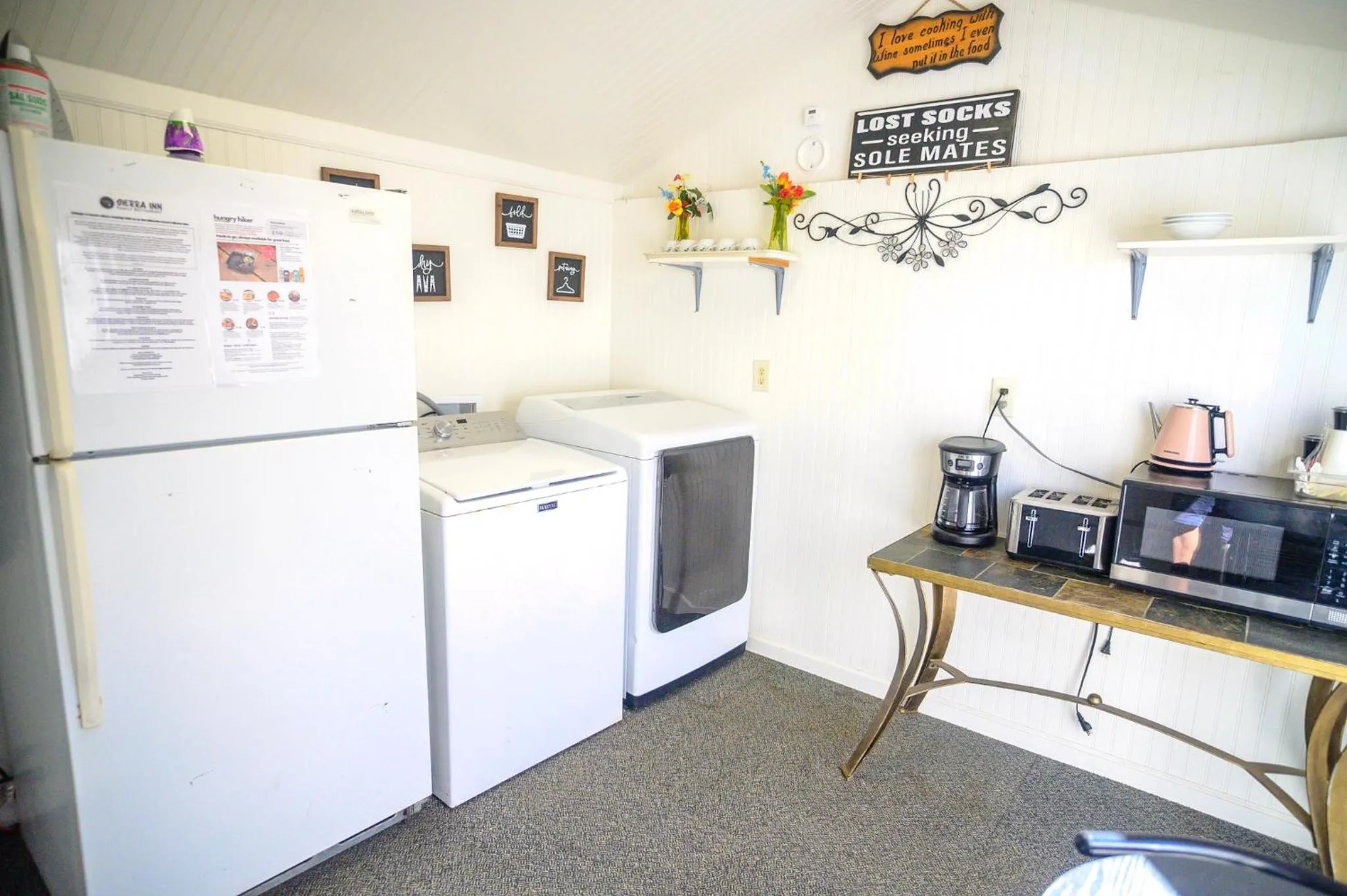 Communal kitchen in Genas's Sierra Inn & Restaurant