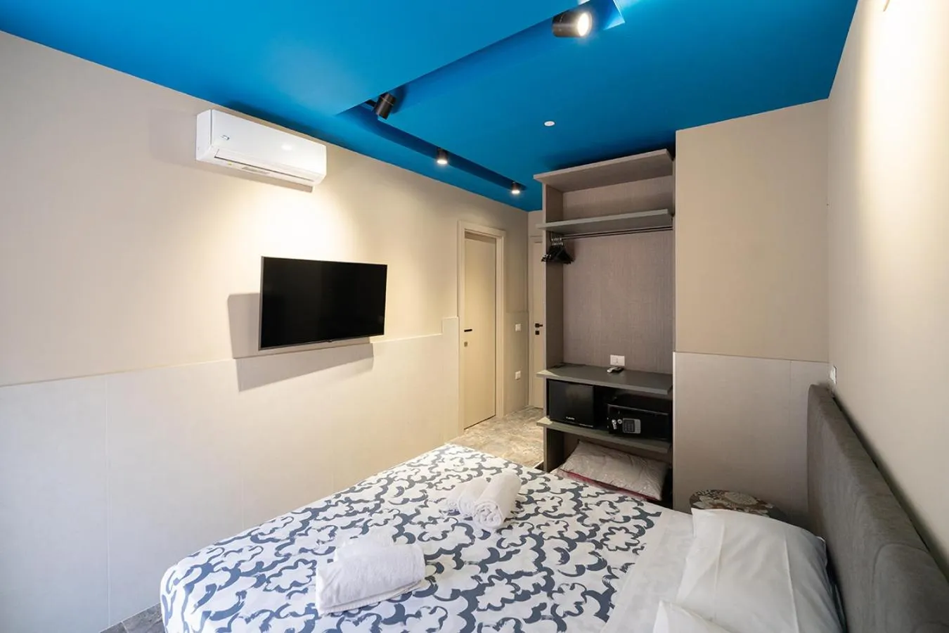 Bed in Mia Suites Hotel Bella Capri