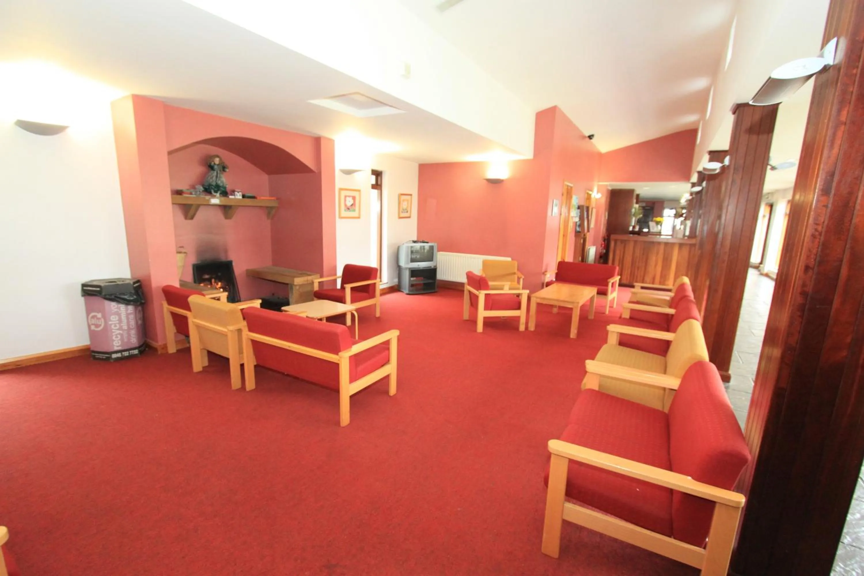 Communal lounge/ TV room, Seating Area in Bushmills Youth Hostel