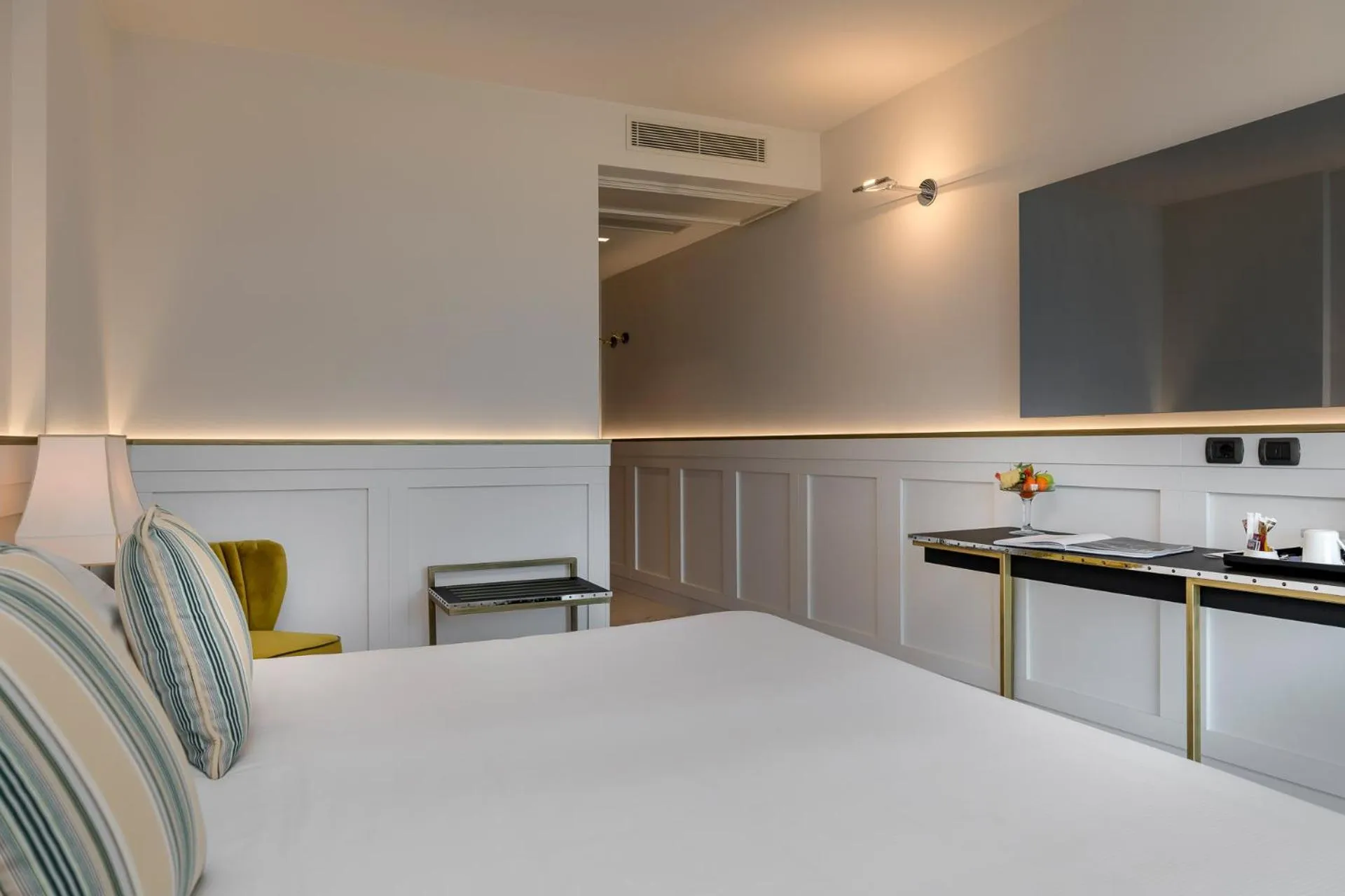 Photo of the whole room, Bed in Savoia Hotel Rimini