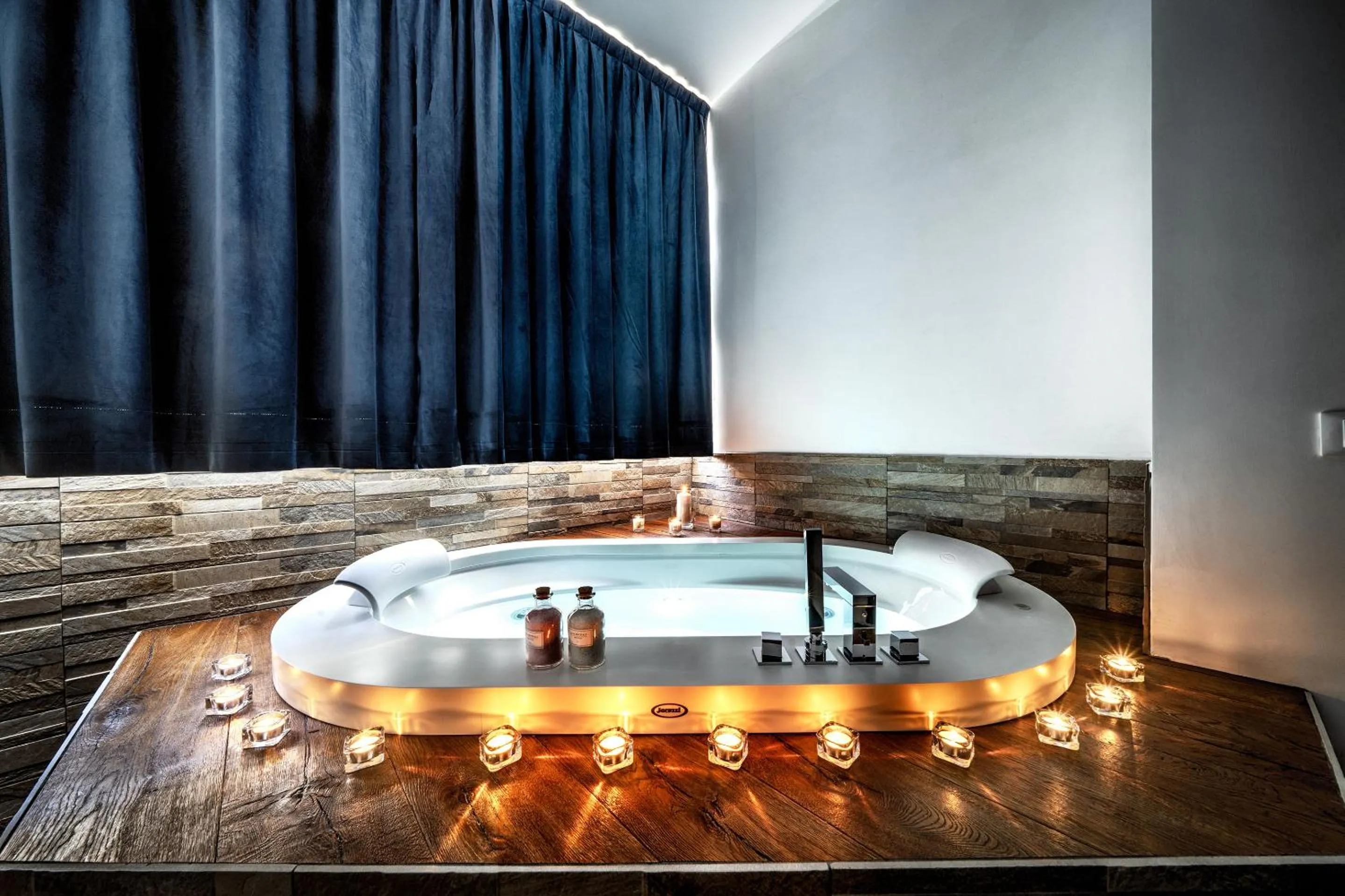 Hot Tub in Suite Blue Style