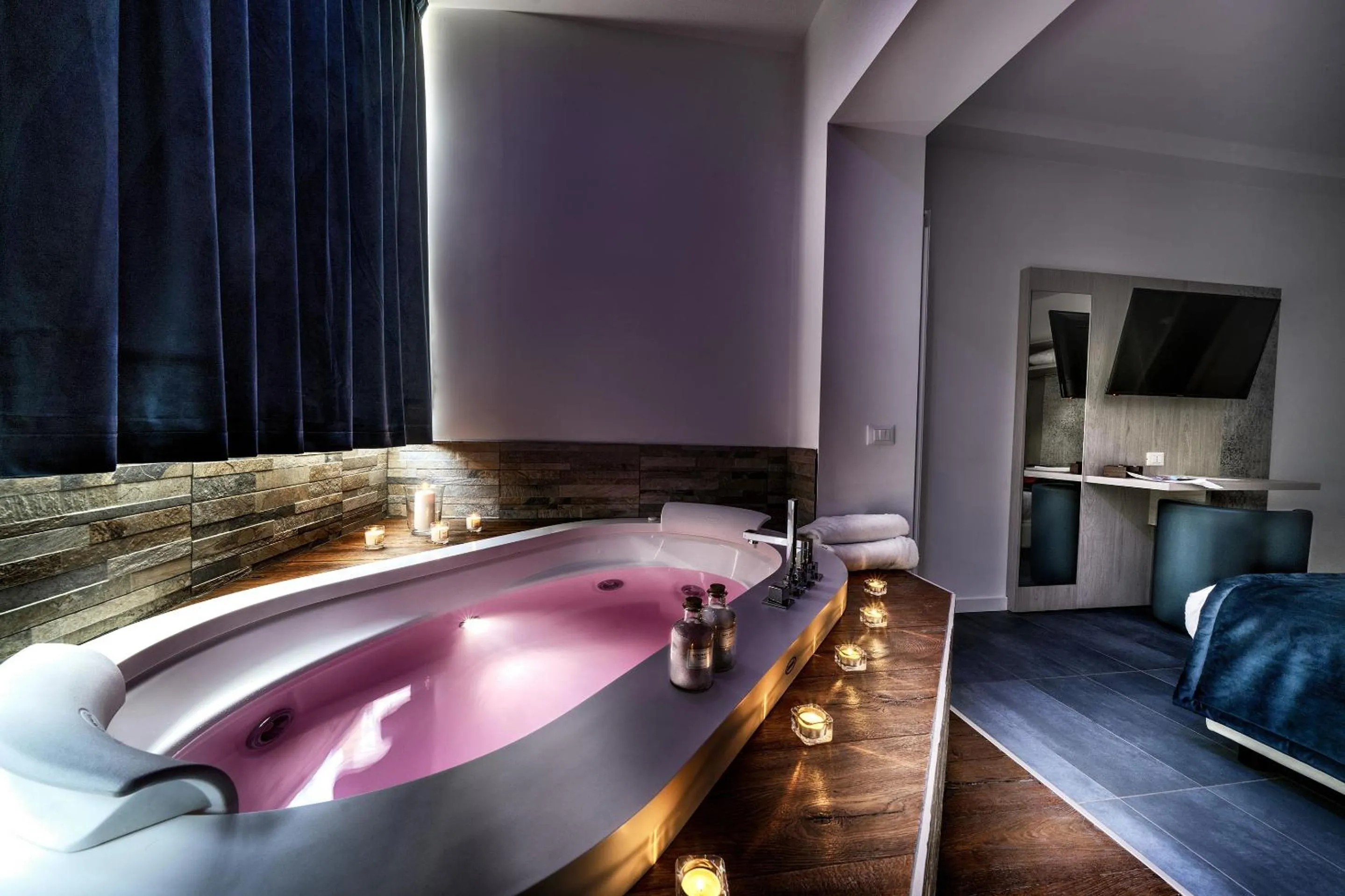 Hot Tub in Suite Blue Style