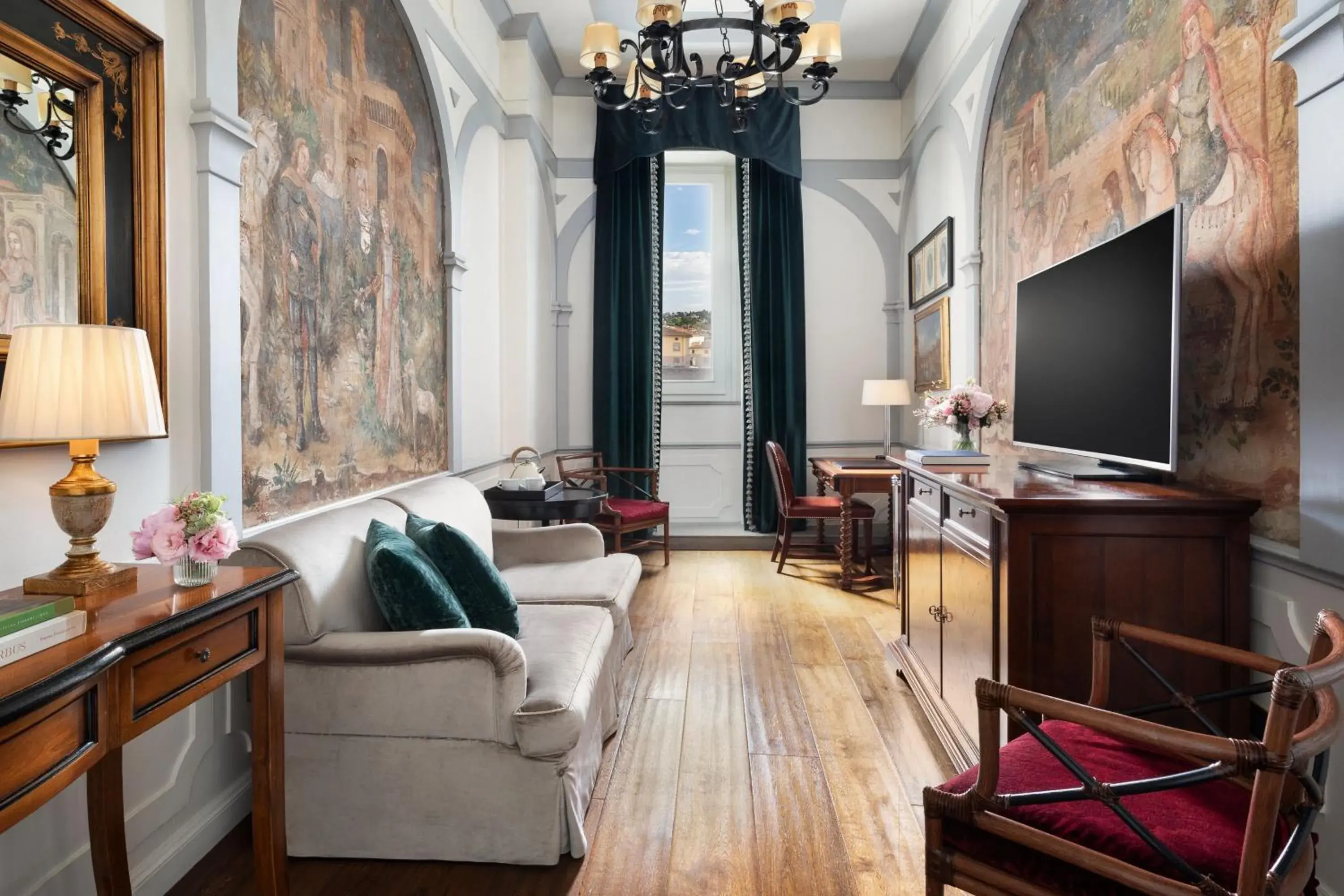 Deluxe King Suite with River View in The St. Regis Florence Deluxe King Suite with River View in The St. Regis Florence