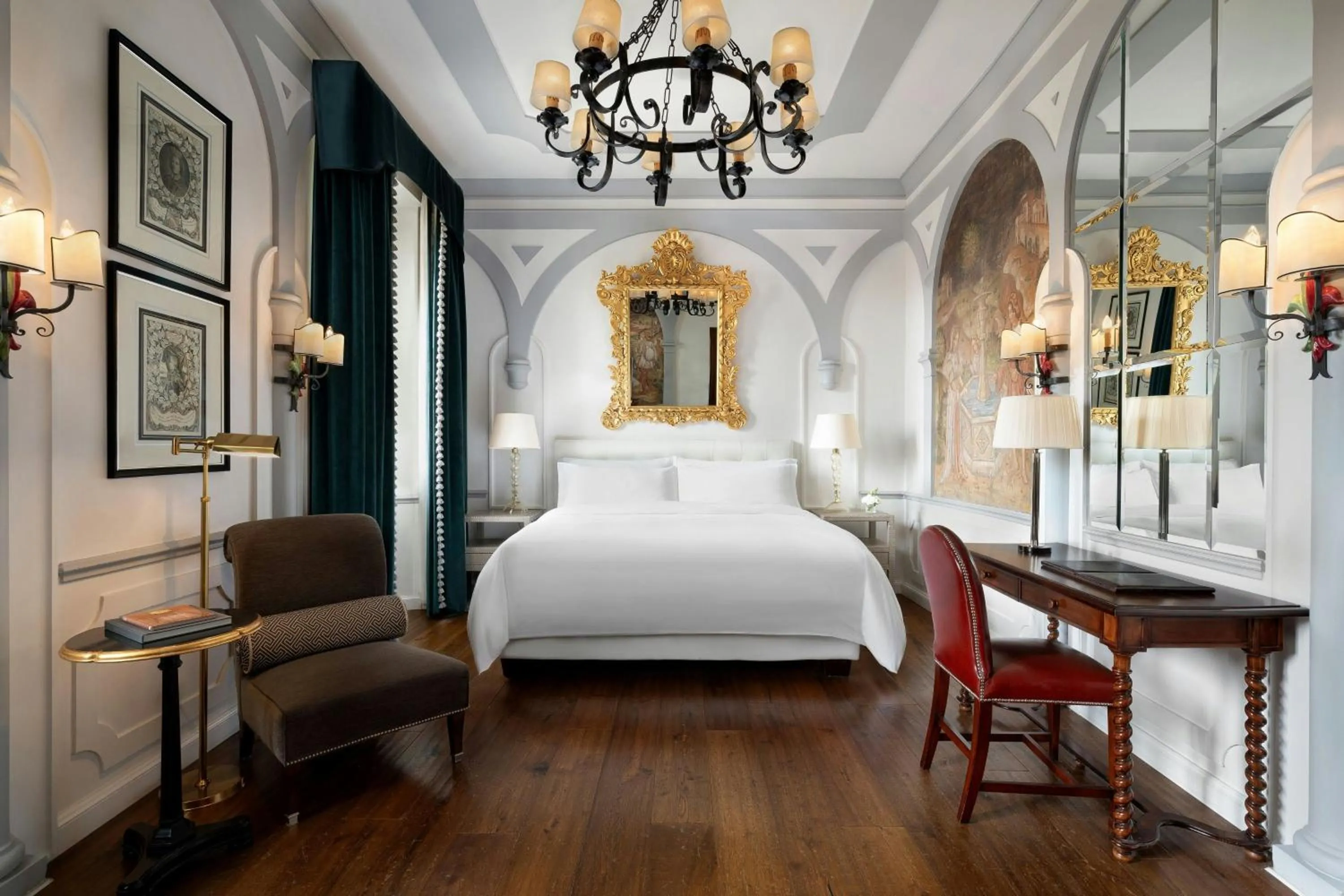 Photo of the whole room, Bed in The St. Regis Florence