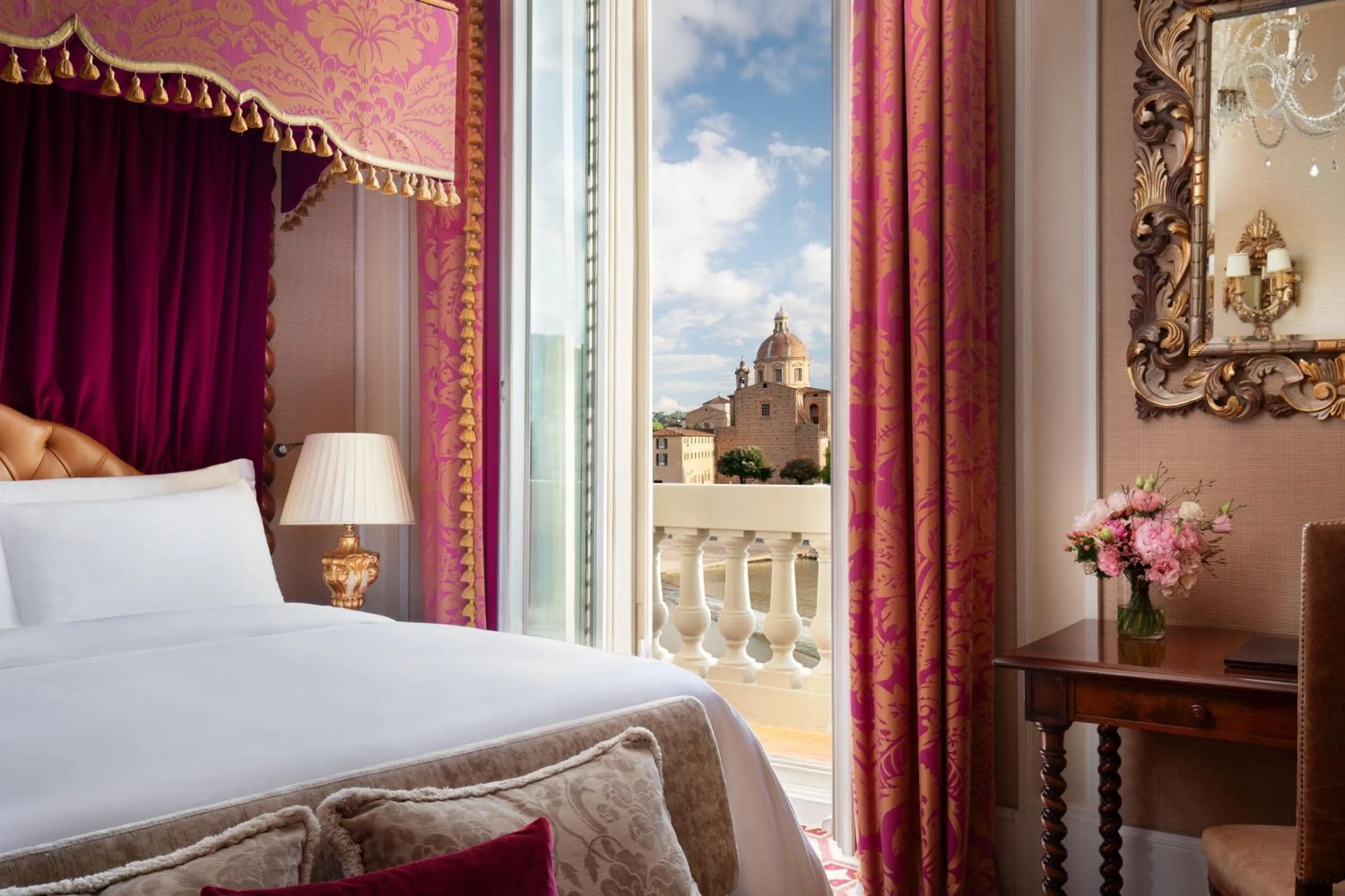 Photo of the whole room, Bed in The St. Regis Florence