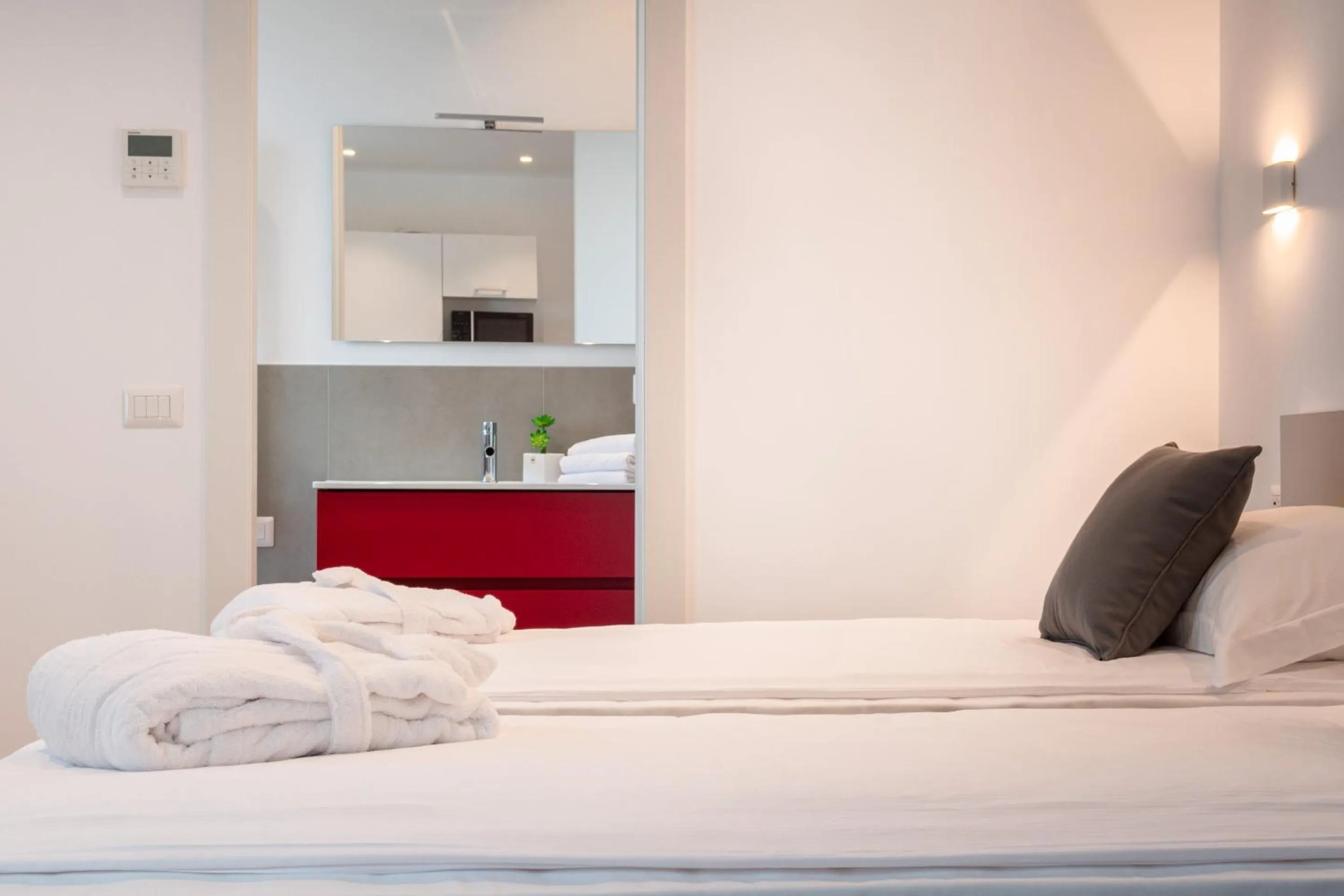 Bathroom, Bed in Superior Beach Aparthotel
