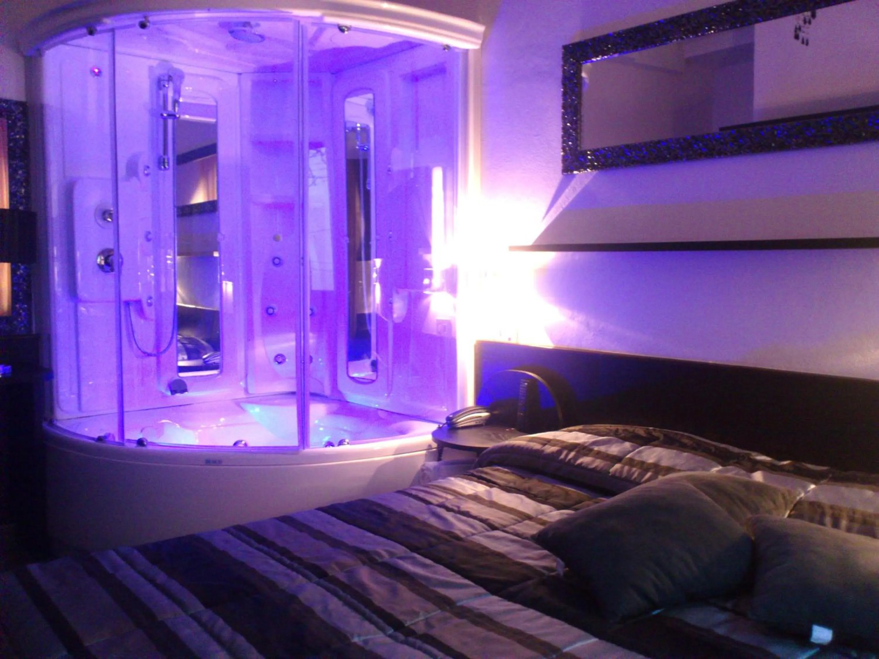 Shower, Bed in Hotel Memory