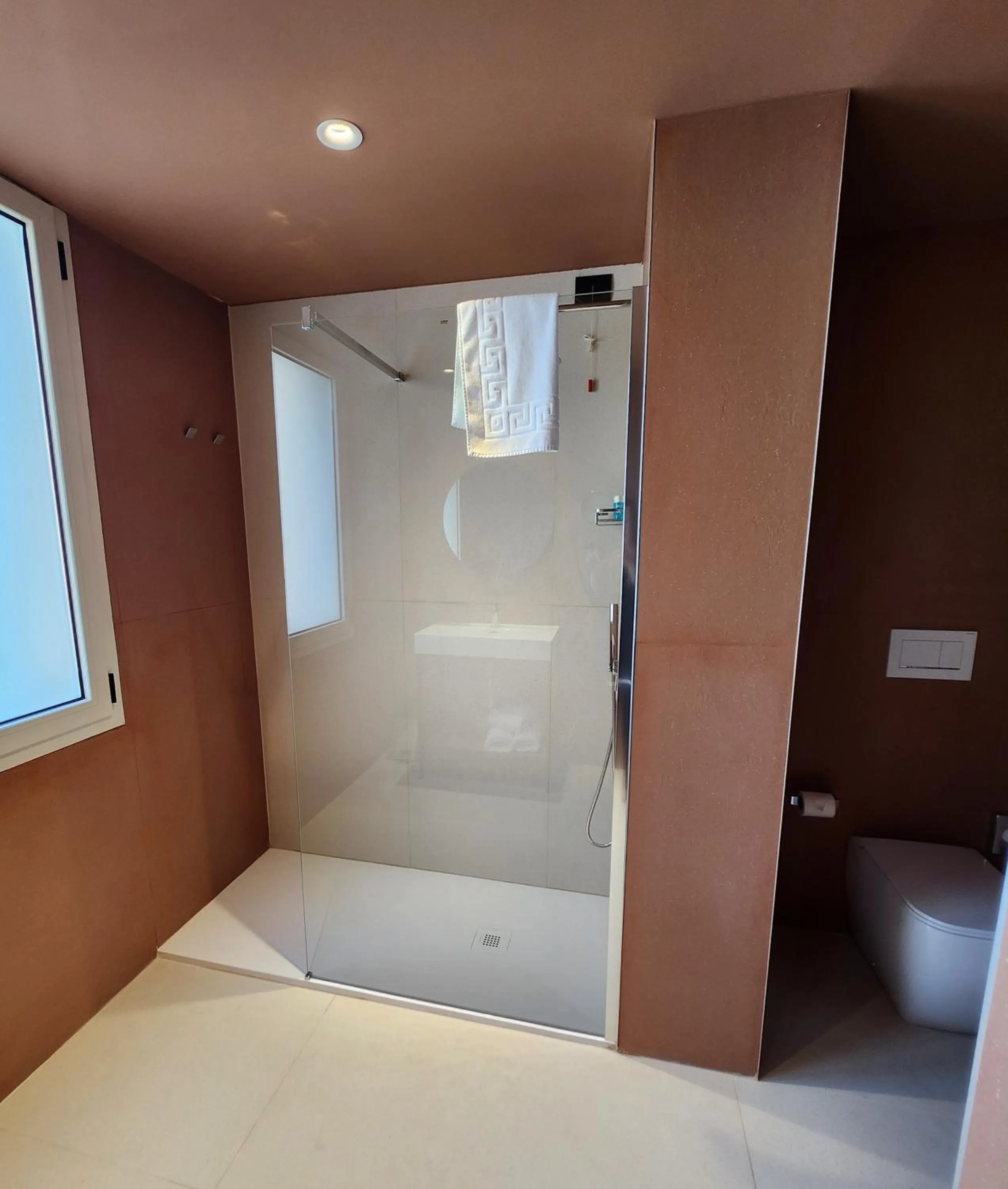 Shower, Bed in Hotel Imperial