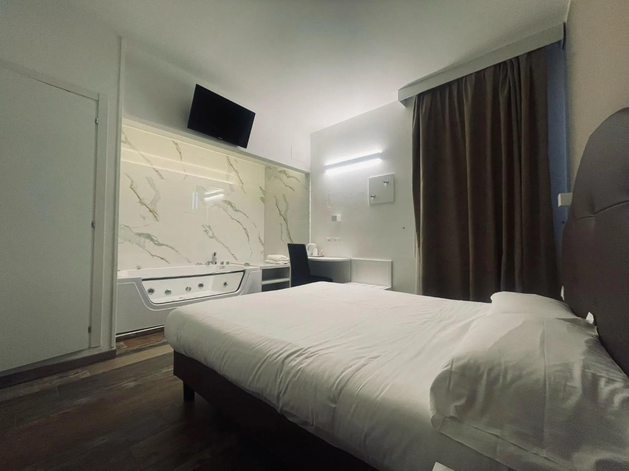 Hot Tub, Bed in Hotel Holiday- Alla Finestrella