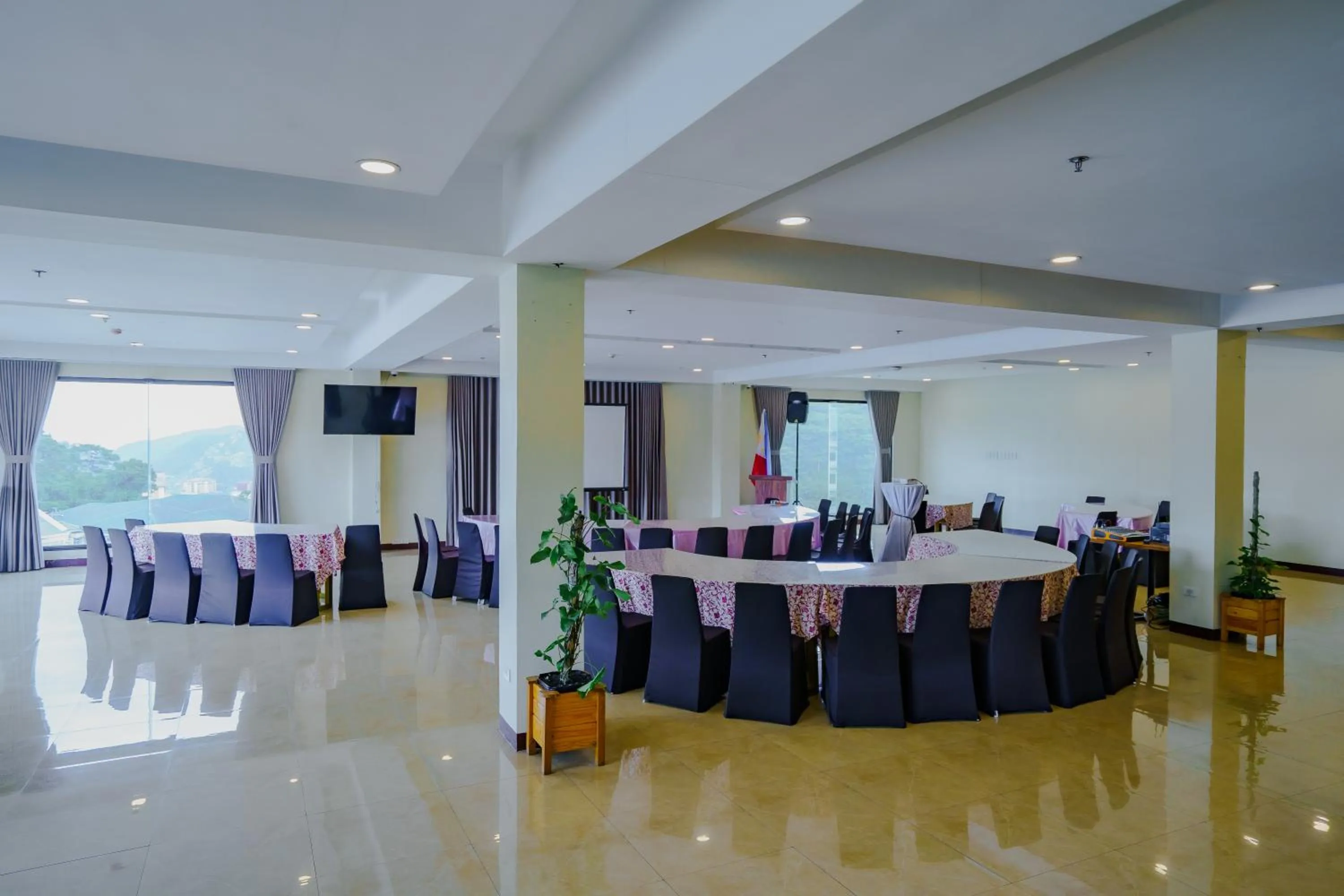 Breakfast in Olive Town Center and Hotel