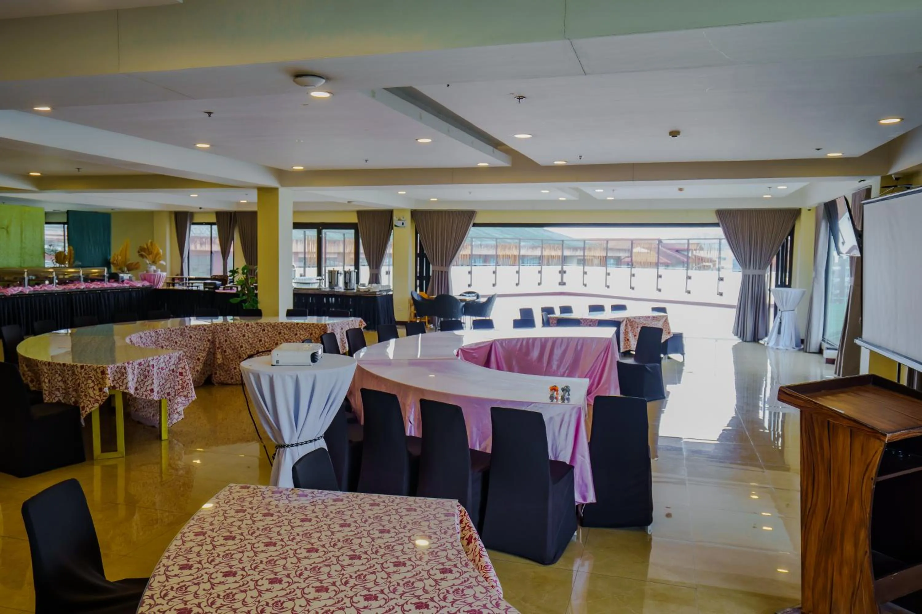 Restaurant/places to eat in Olive Town Center and Hotel