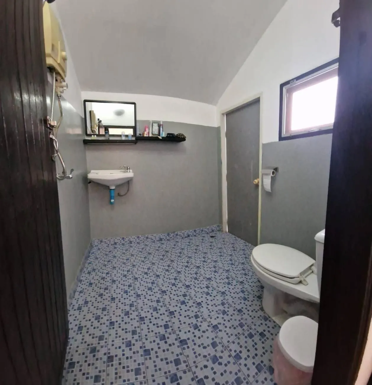 Toilet in Khaolak Banana Bungalow