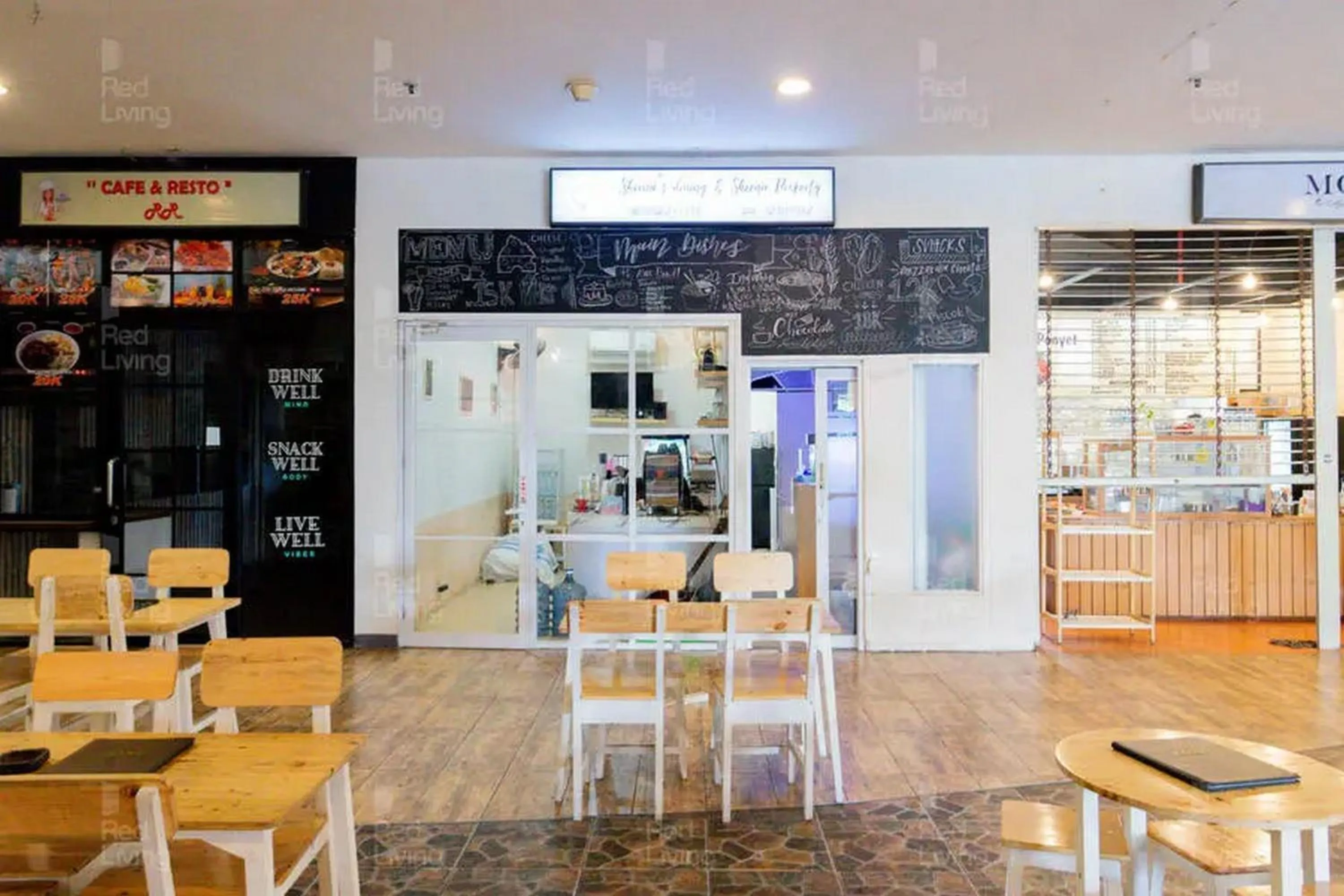 Restaurant/places to eat in RedLiving Apartemen Serpong Green View - Sheena Property Tower B