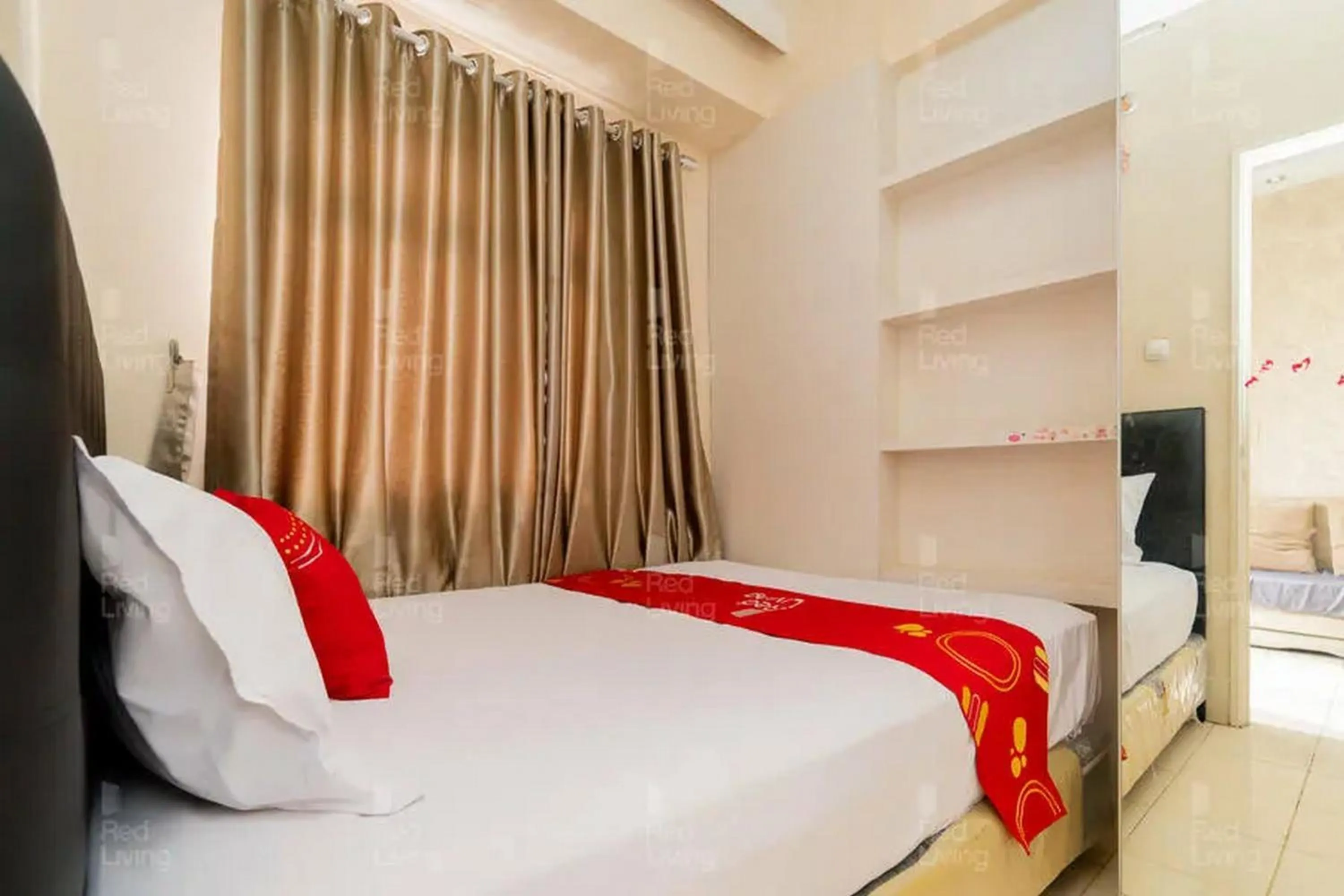 Bedroom, Bed in RedLiving Apartemen Serpong Green View - Sheena Property Tower B