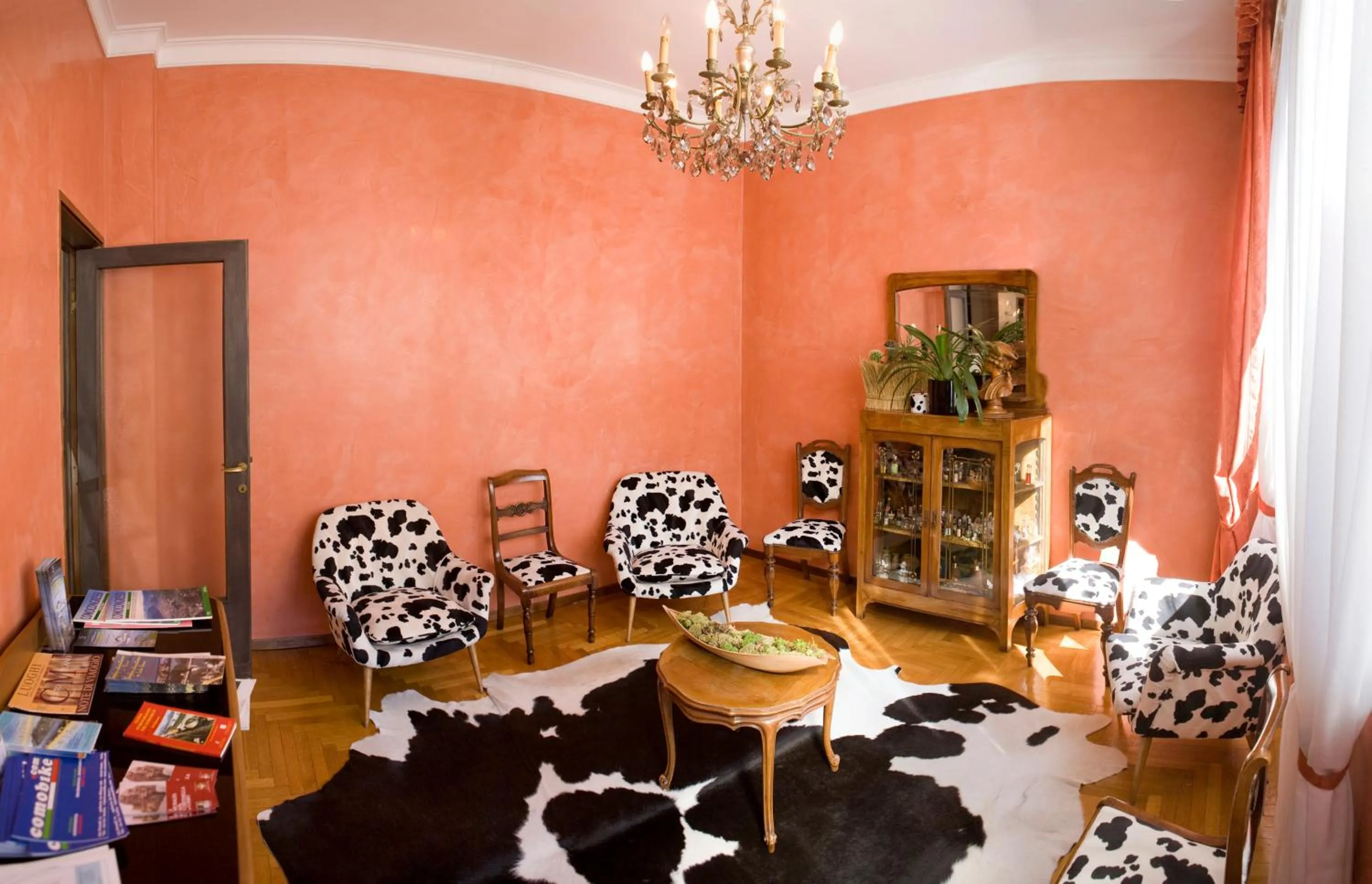 Communal lounge/ TV room in Park Hotel Meublé