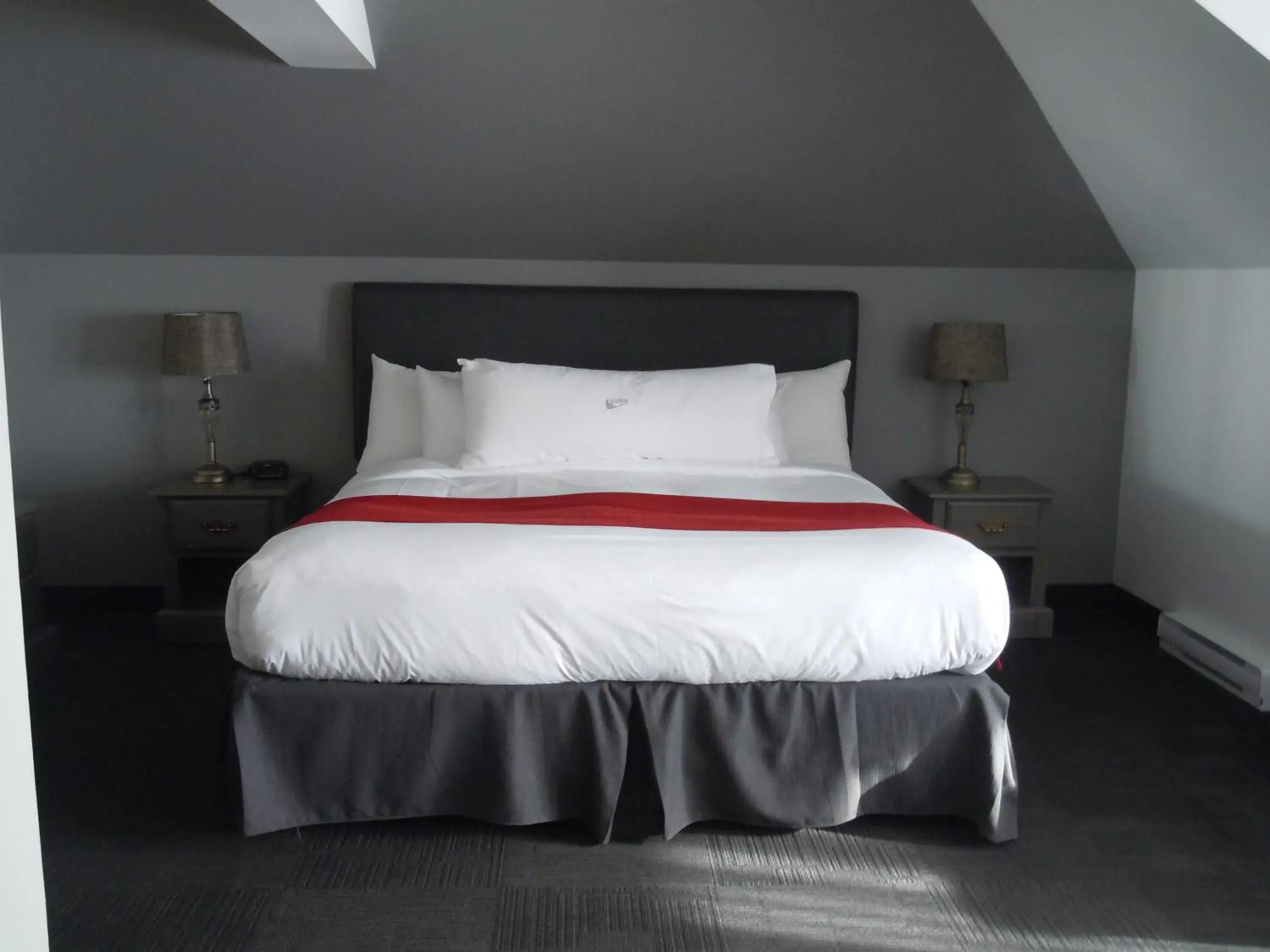 Superior King Room - Partial view in L'Auberge Du Lac St-Pierre Superior King Room - Partial view in L'Auberge Du Lac St-Pierre