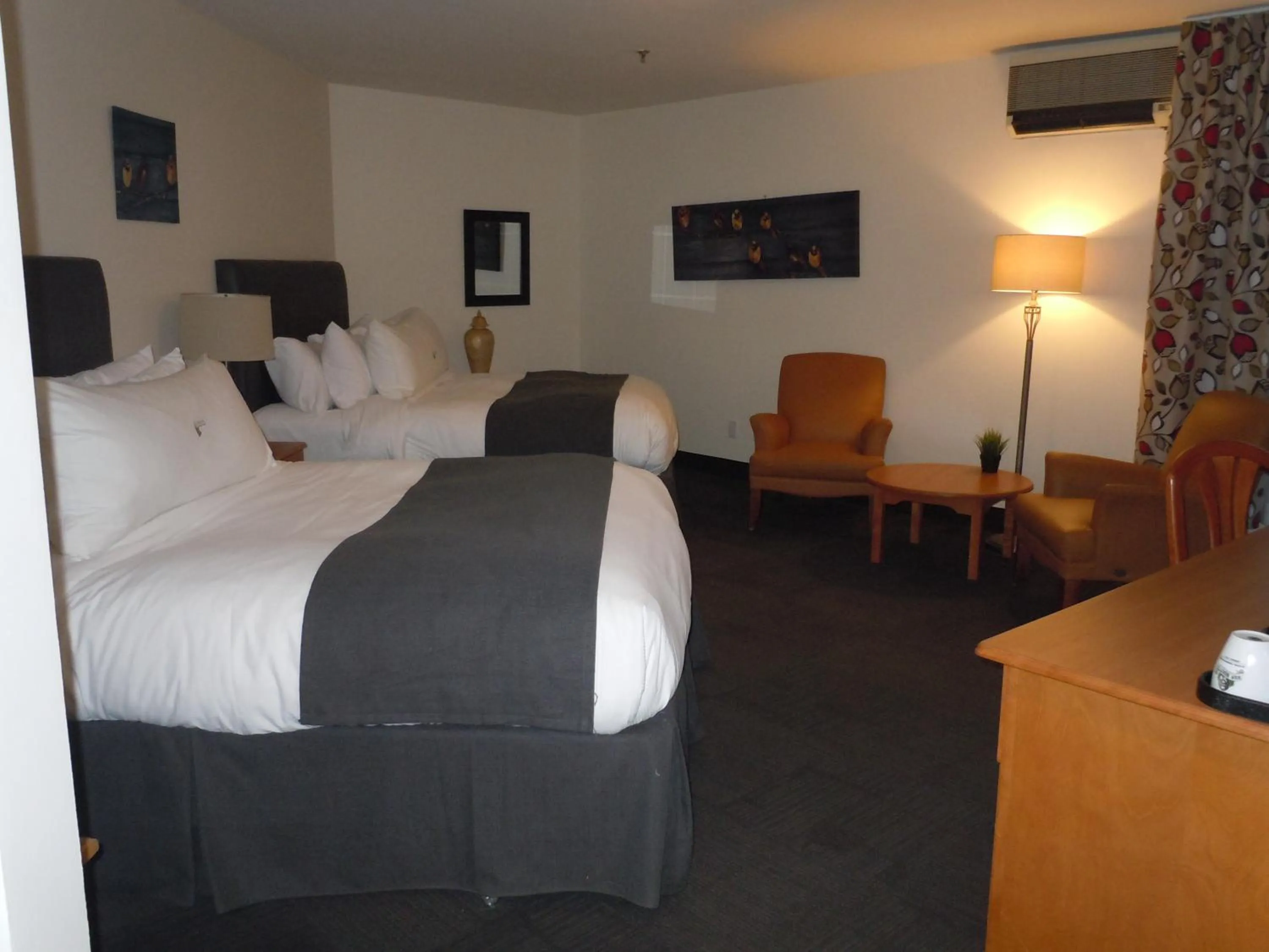 Bed in L'Auberge Du Lac St-Pierre