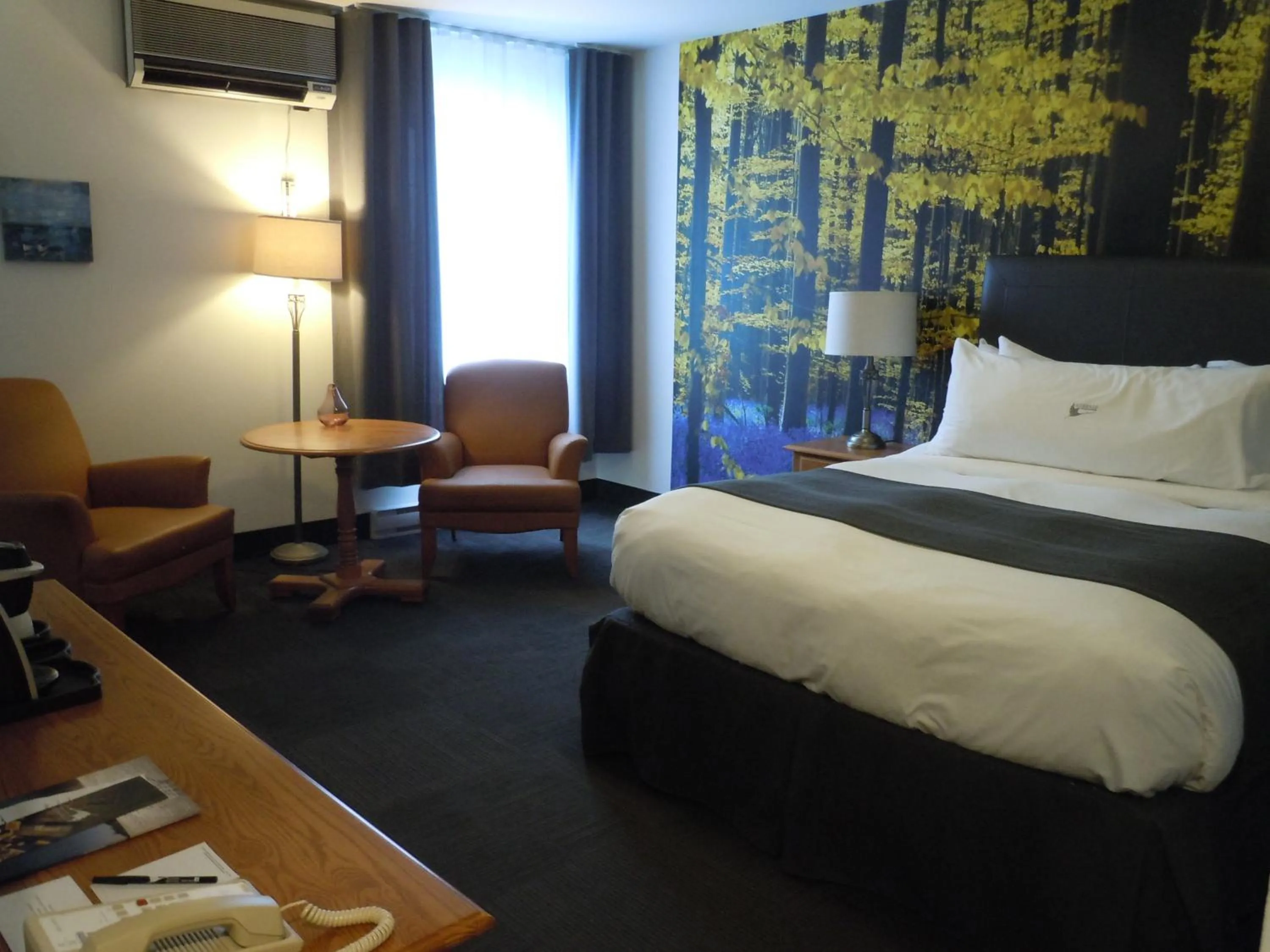 Bed in L'Auberge Du Lac St-Pierre