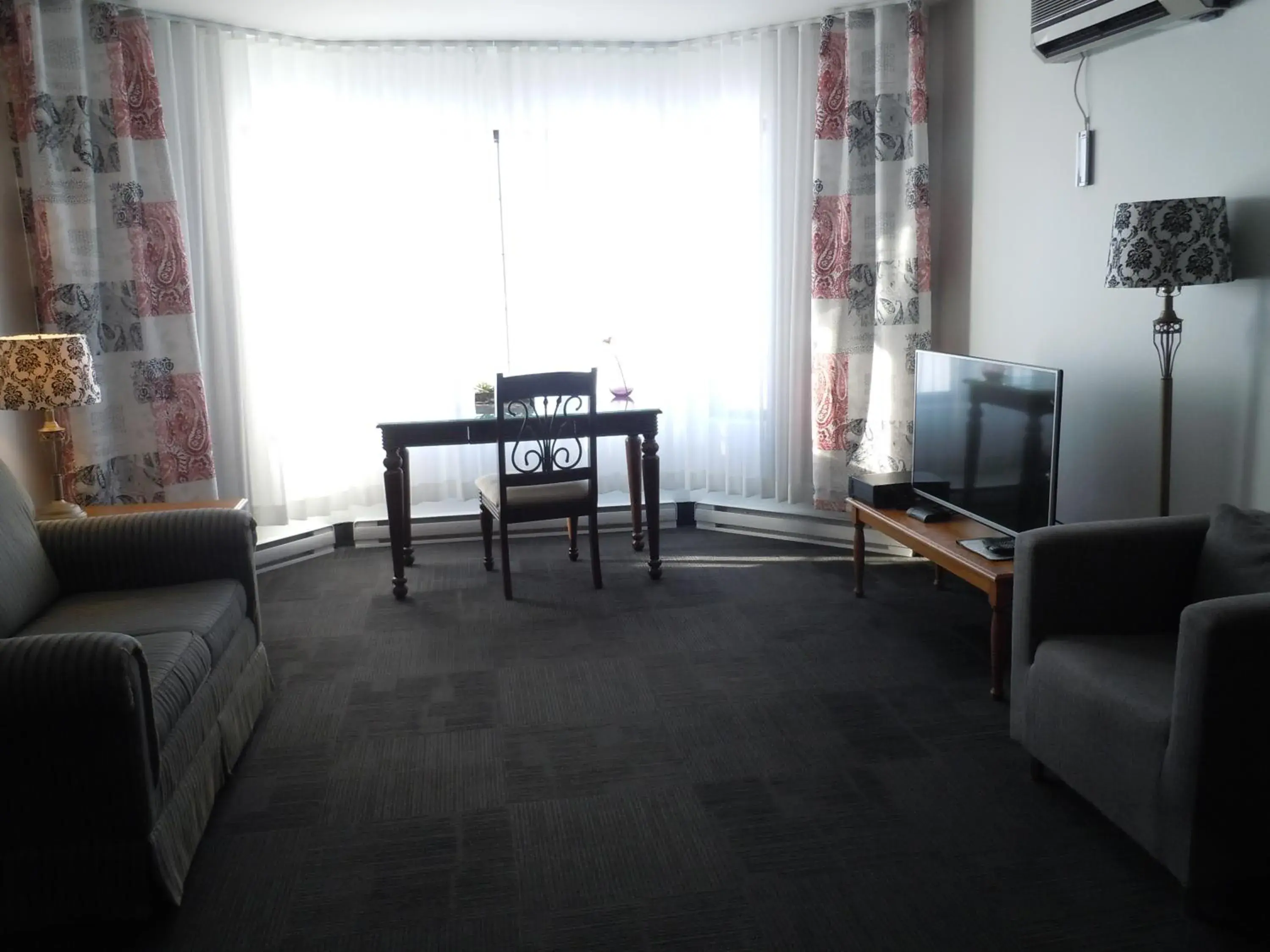 Superior Queen Room- Partial view in L'Auberge Du Lac St-Pierre Superior Queen Room- Partial view in L'Auberge Du Lac St-Pierre