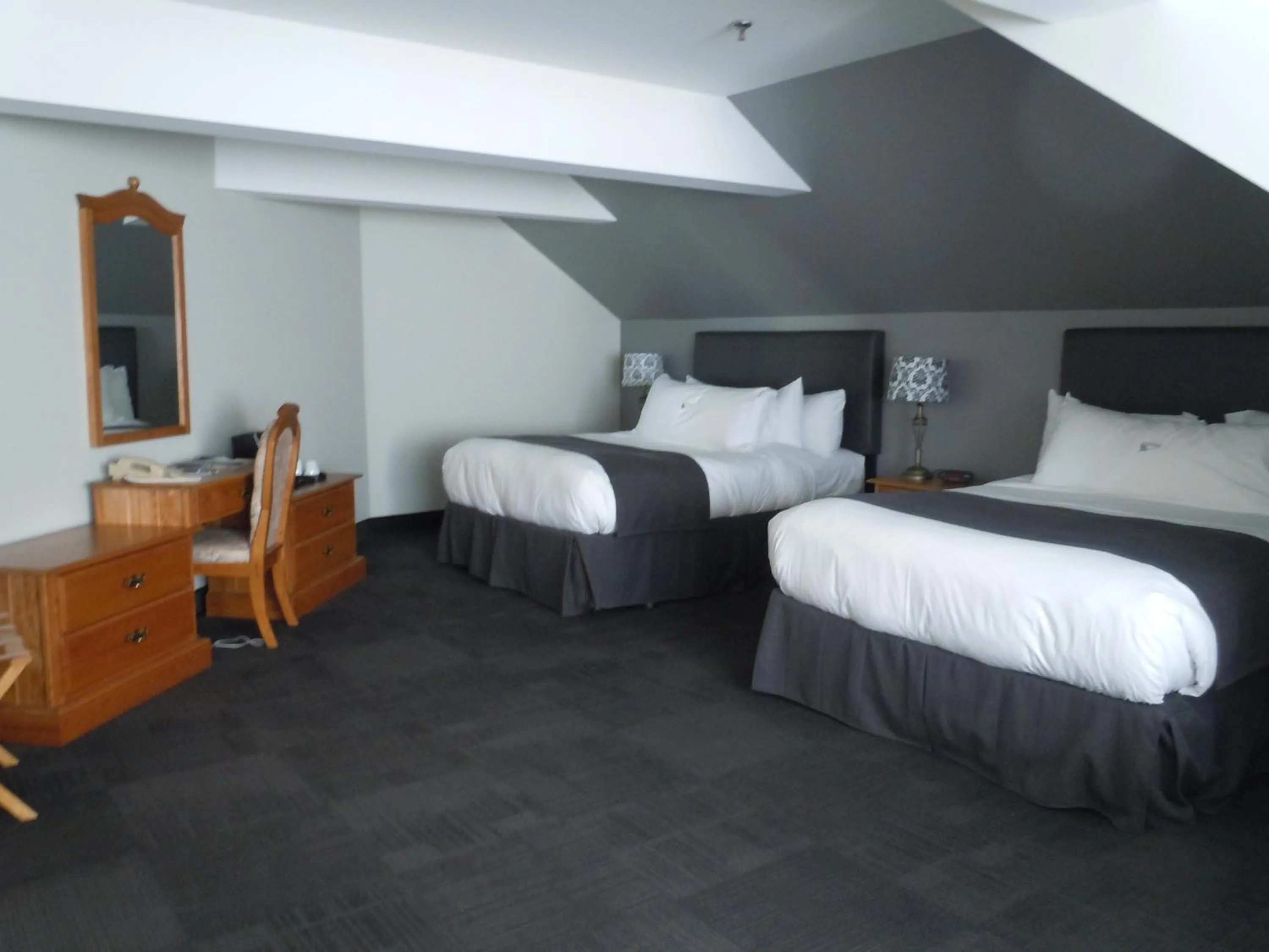 Bed in L'Auberge Du Lac St-Pierre