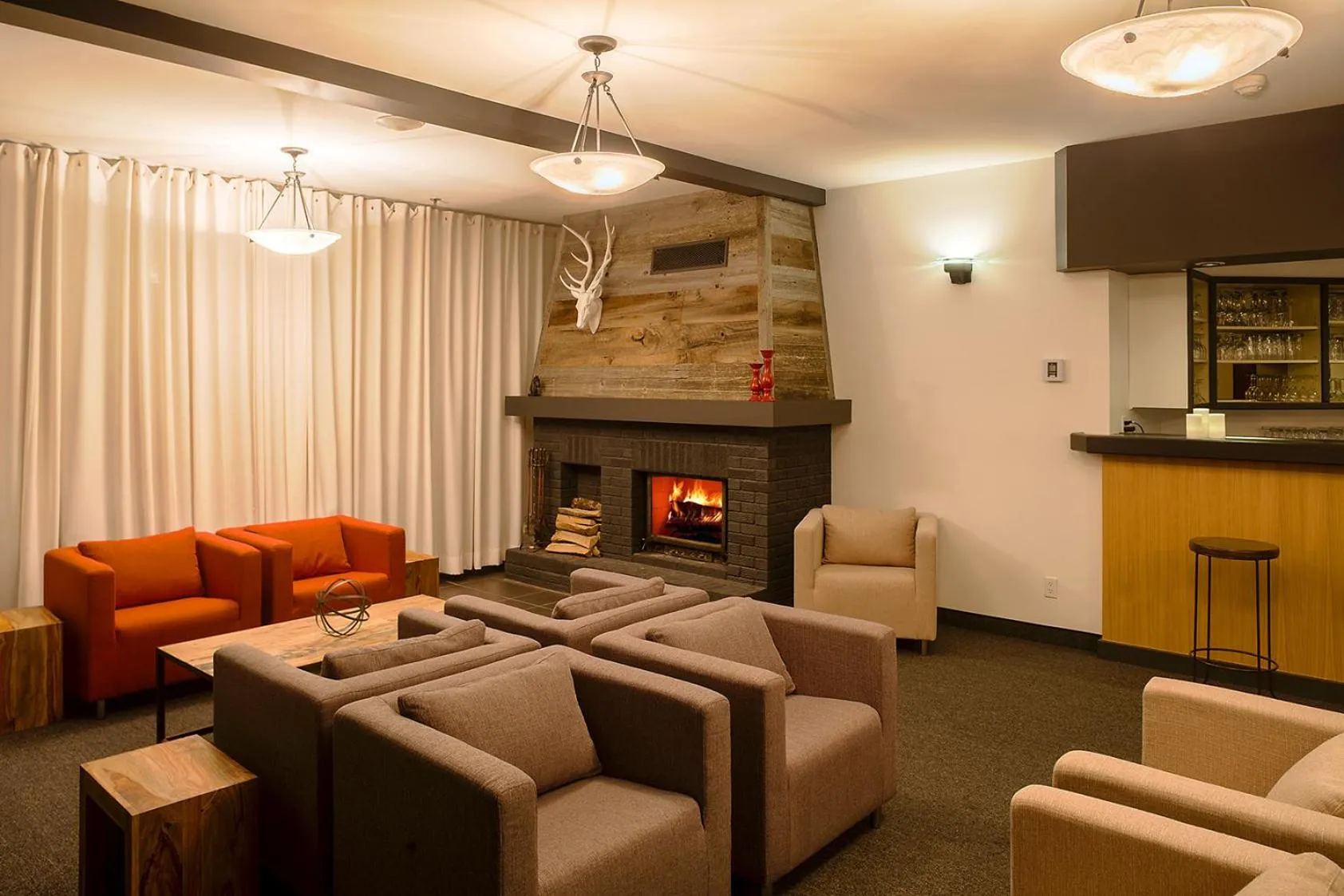 Communal lounge/ TV room in L'Auberge Du Lac St-Pierre