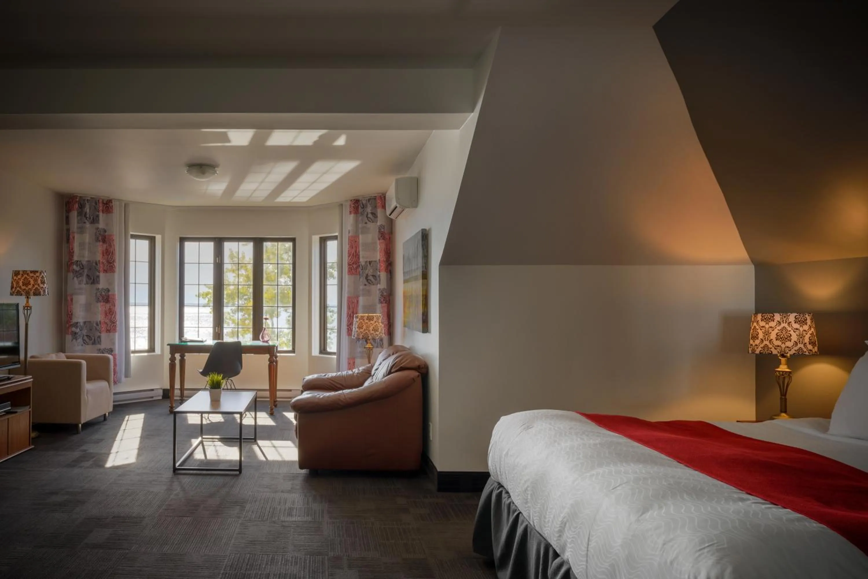 Bed in L'Auberge Du Lac St-Pierre