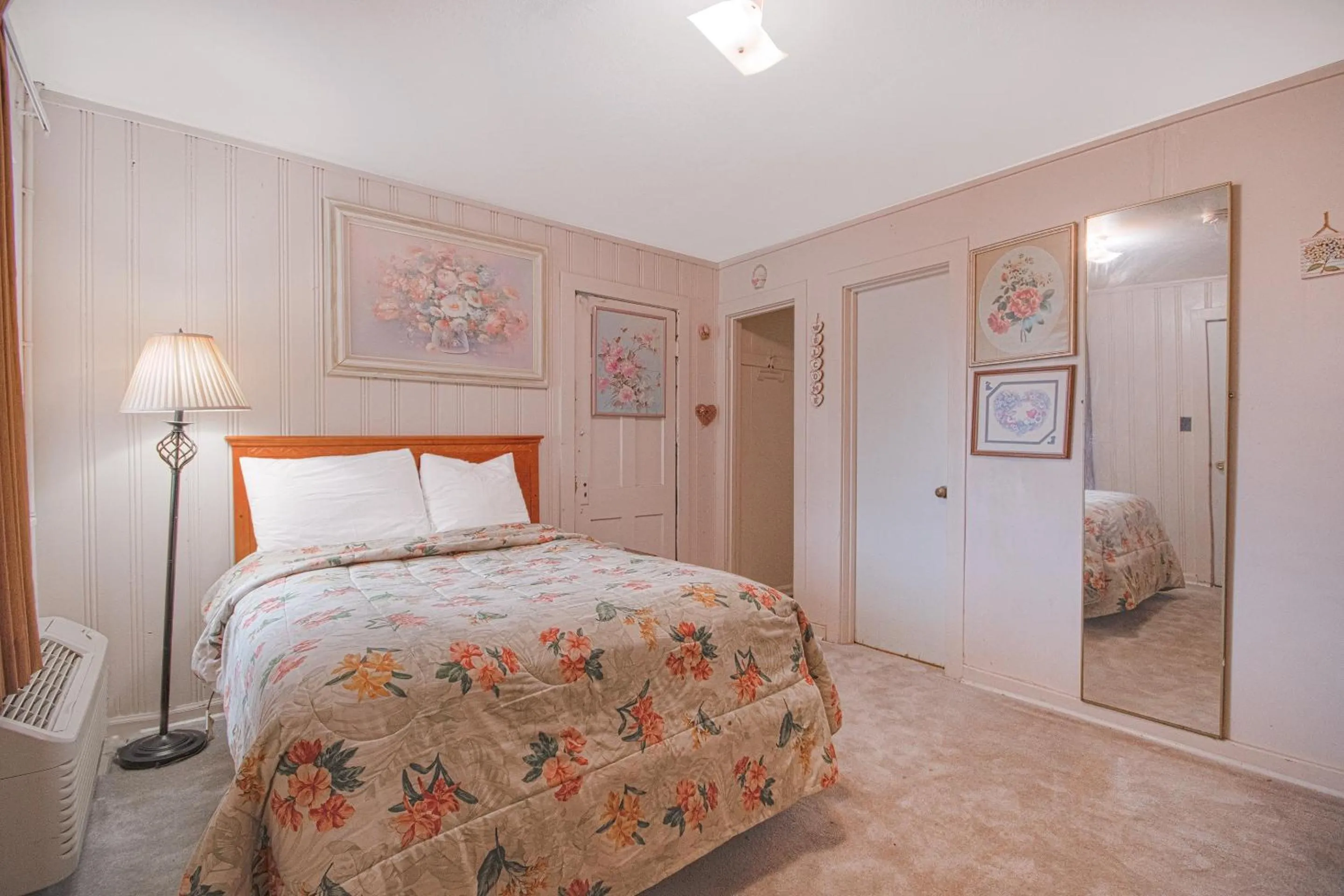 Queen Bed Non-Smoking in Sunflower Motel Hiawatha By OYO