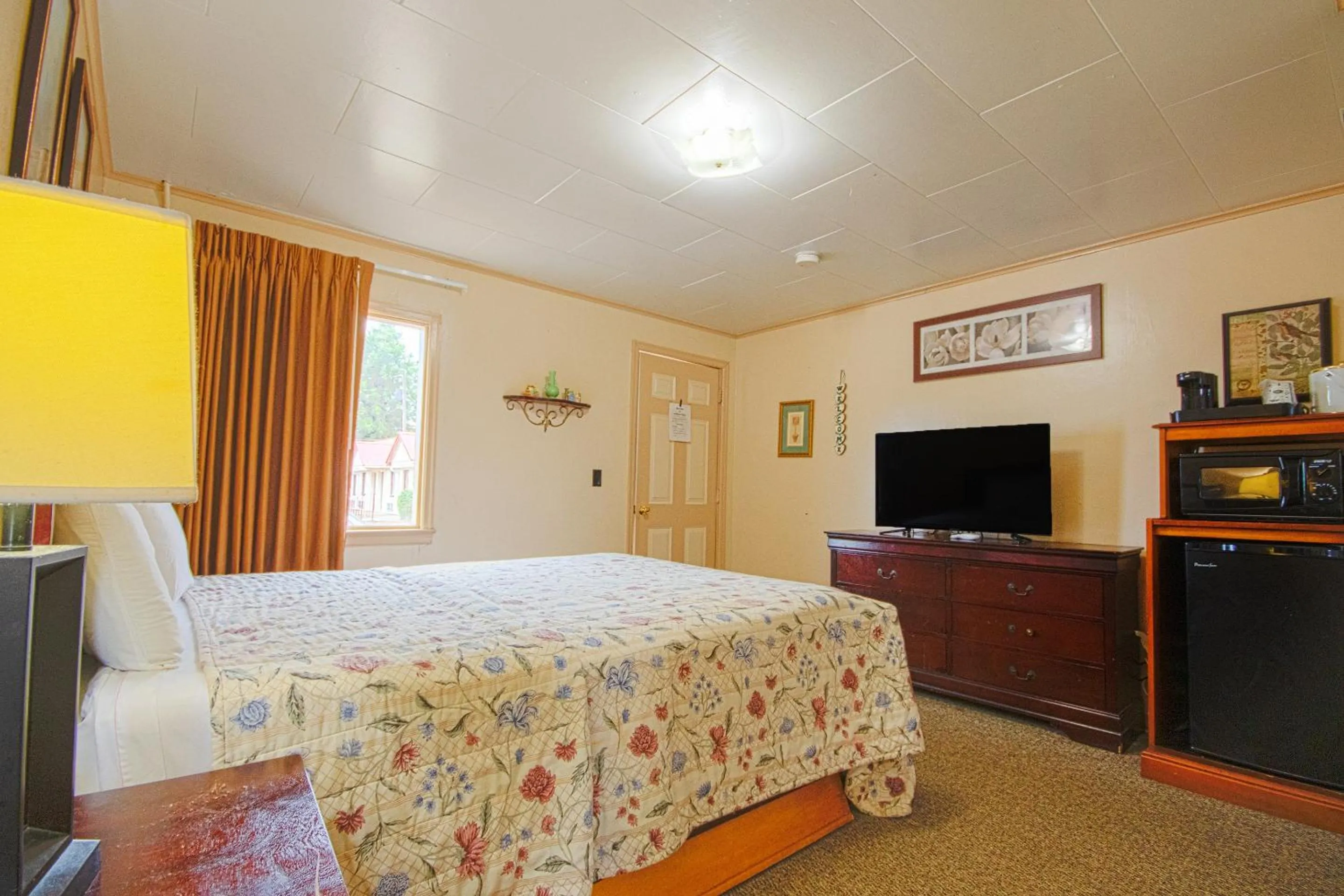 Bedroom, Bed in Sunflower Motel Hiawatha By OYO