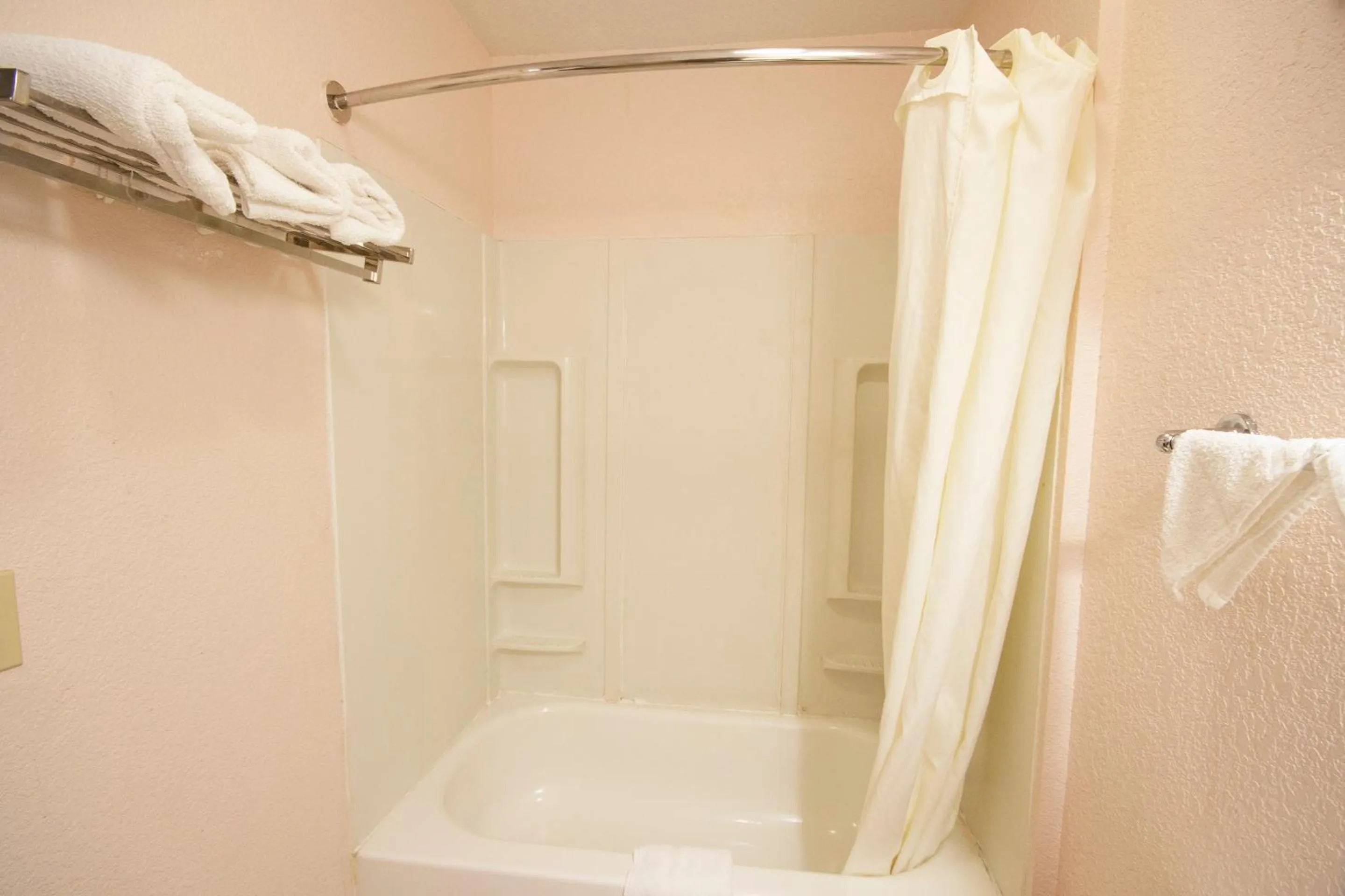 Bathroom in Sunflower Motel Hiawatha By OYO