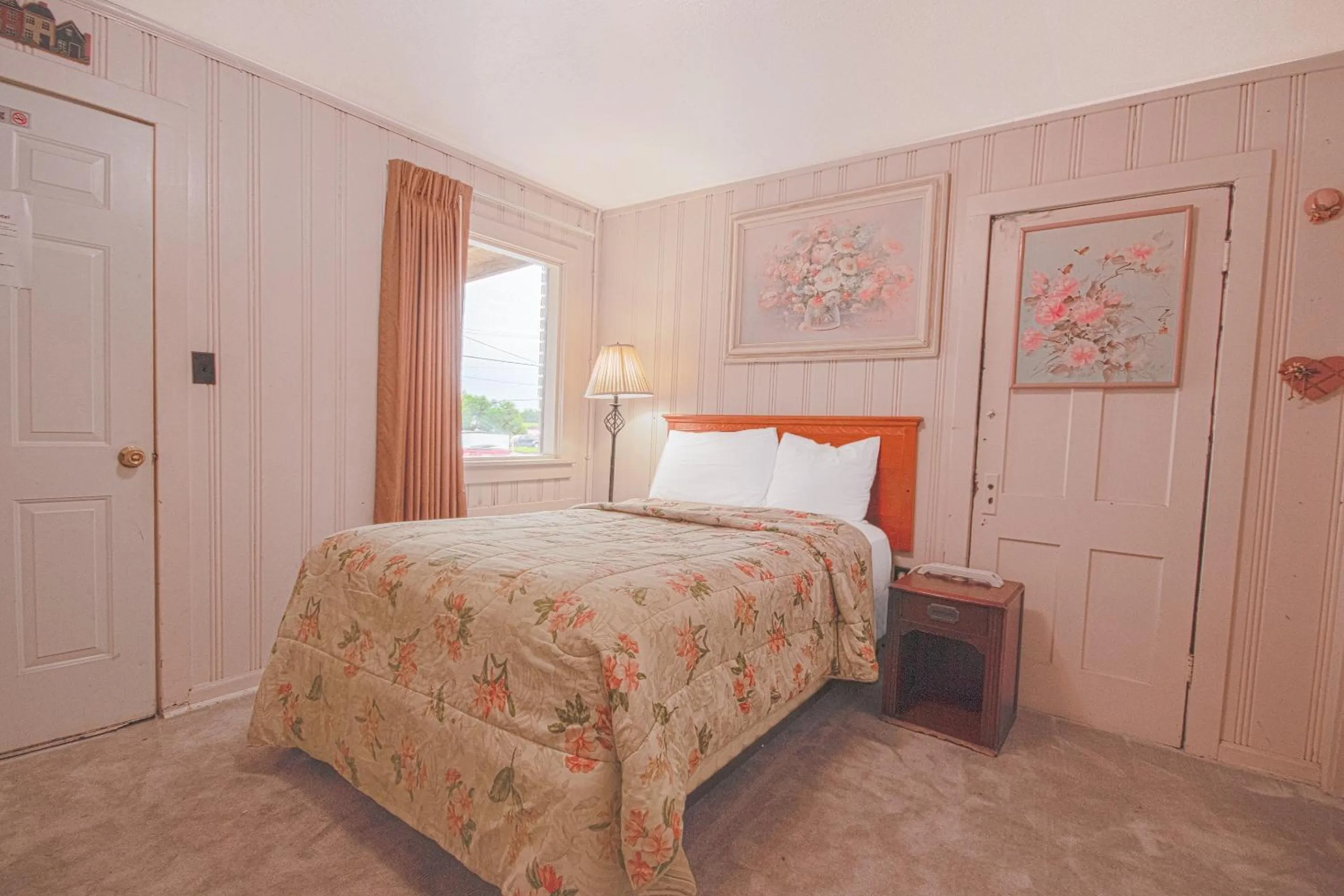 Bedroom, Bed in Sunflower Motel Hiawatha By OYO