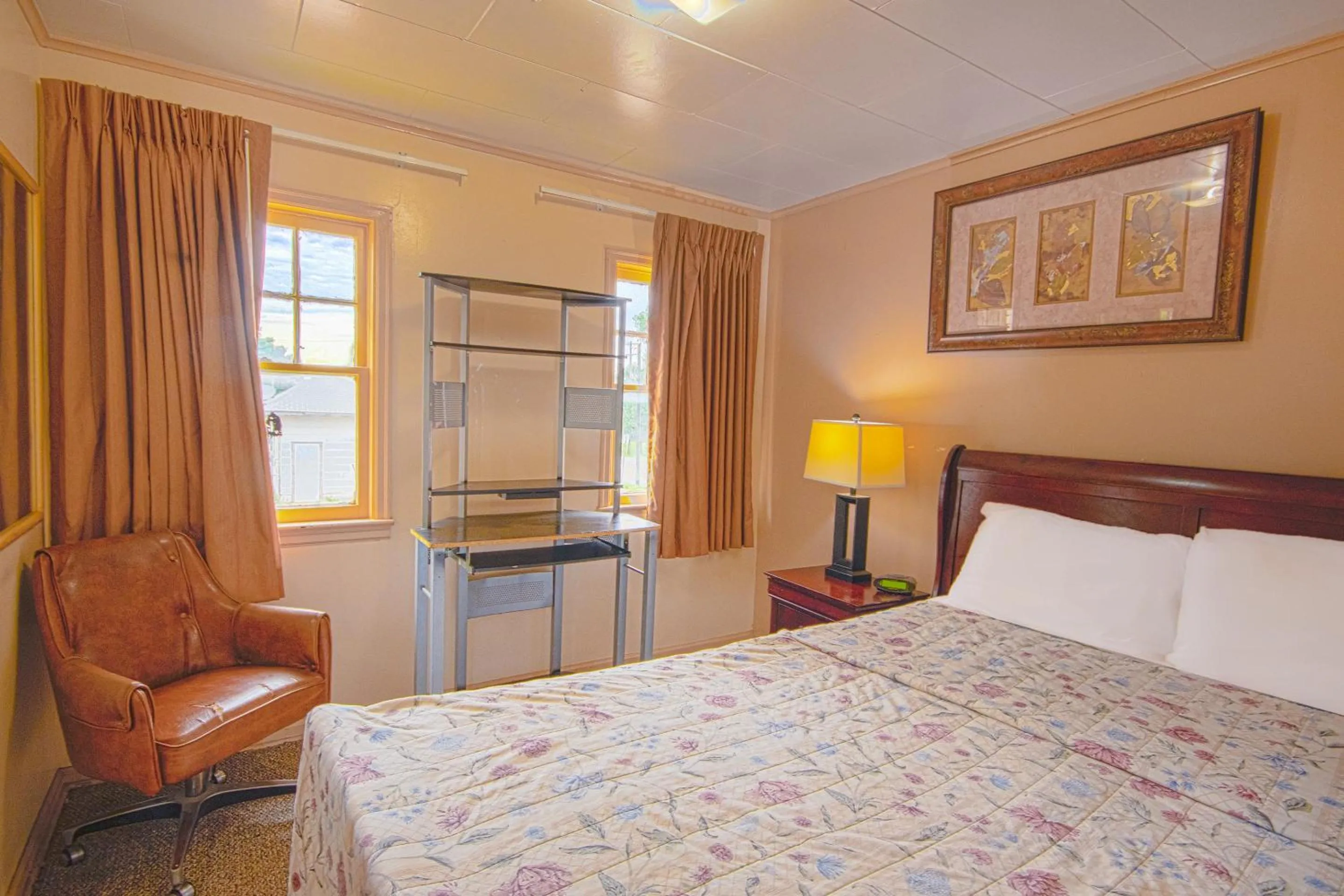 Bedroom, Bed in Sunflower Motel Hiawatha By OYO