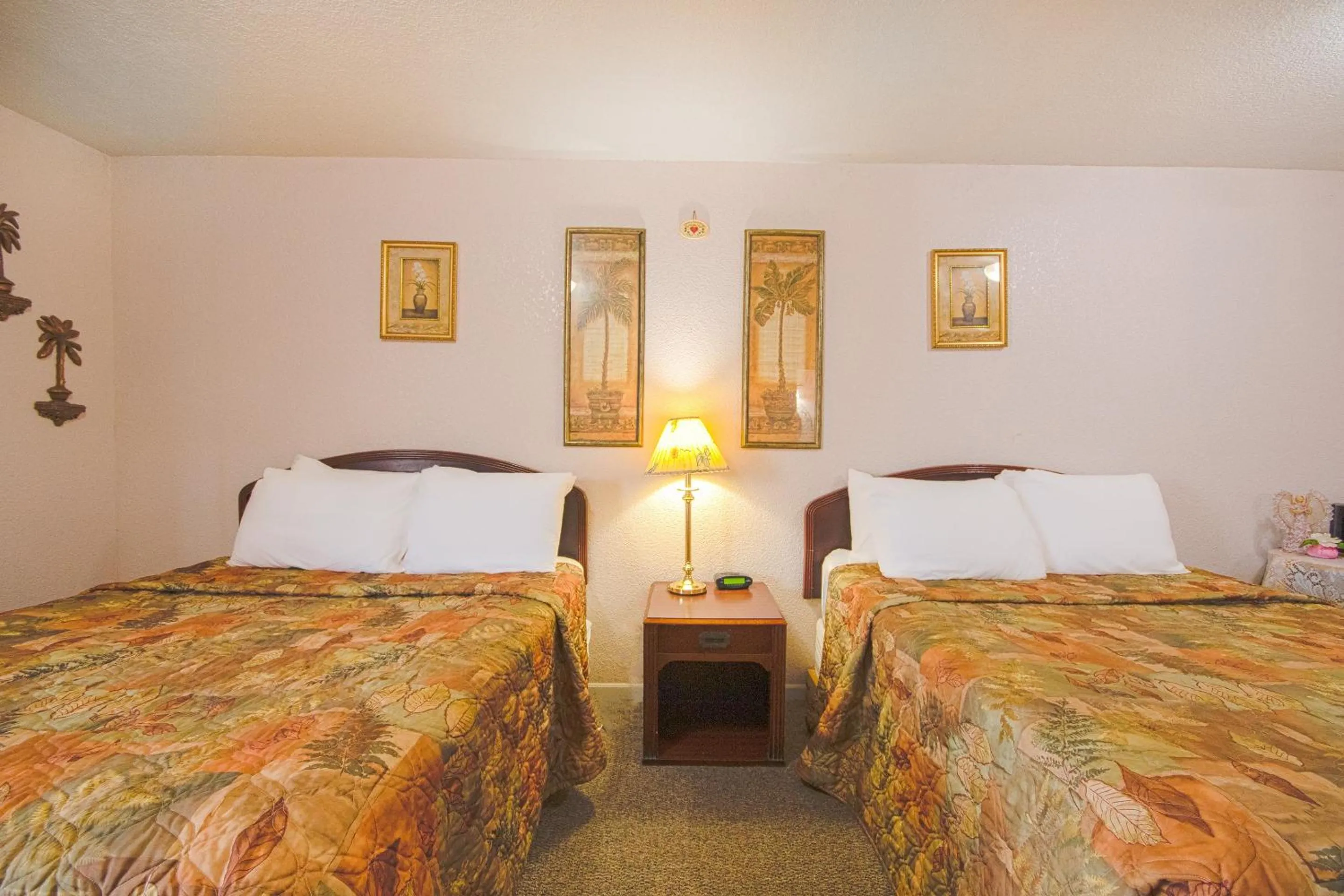 Bedroom, Bed in Sunflower Motel Hiawatha By OYO