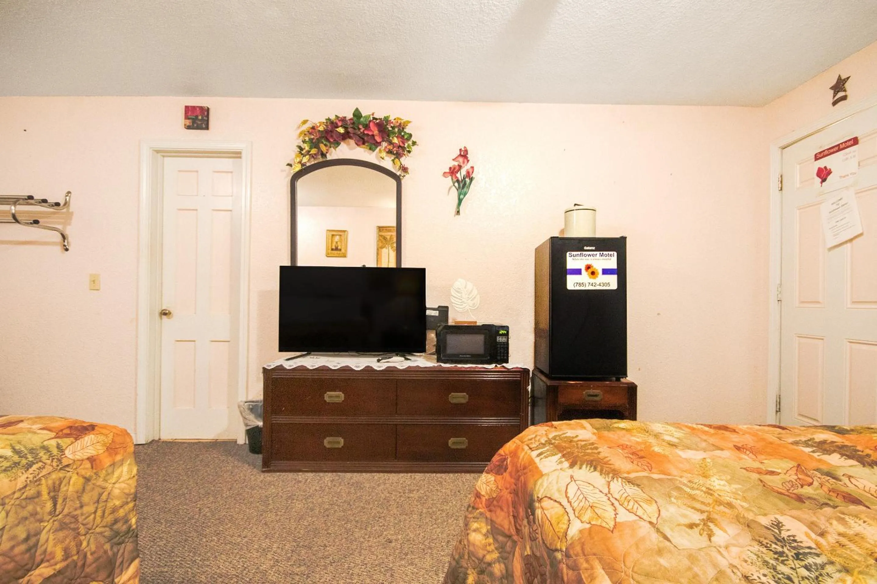 Bedroom, Bed in Sunflower Motel Hiawatha By OYO