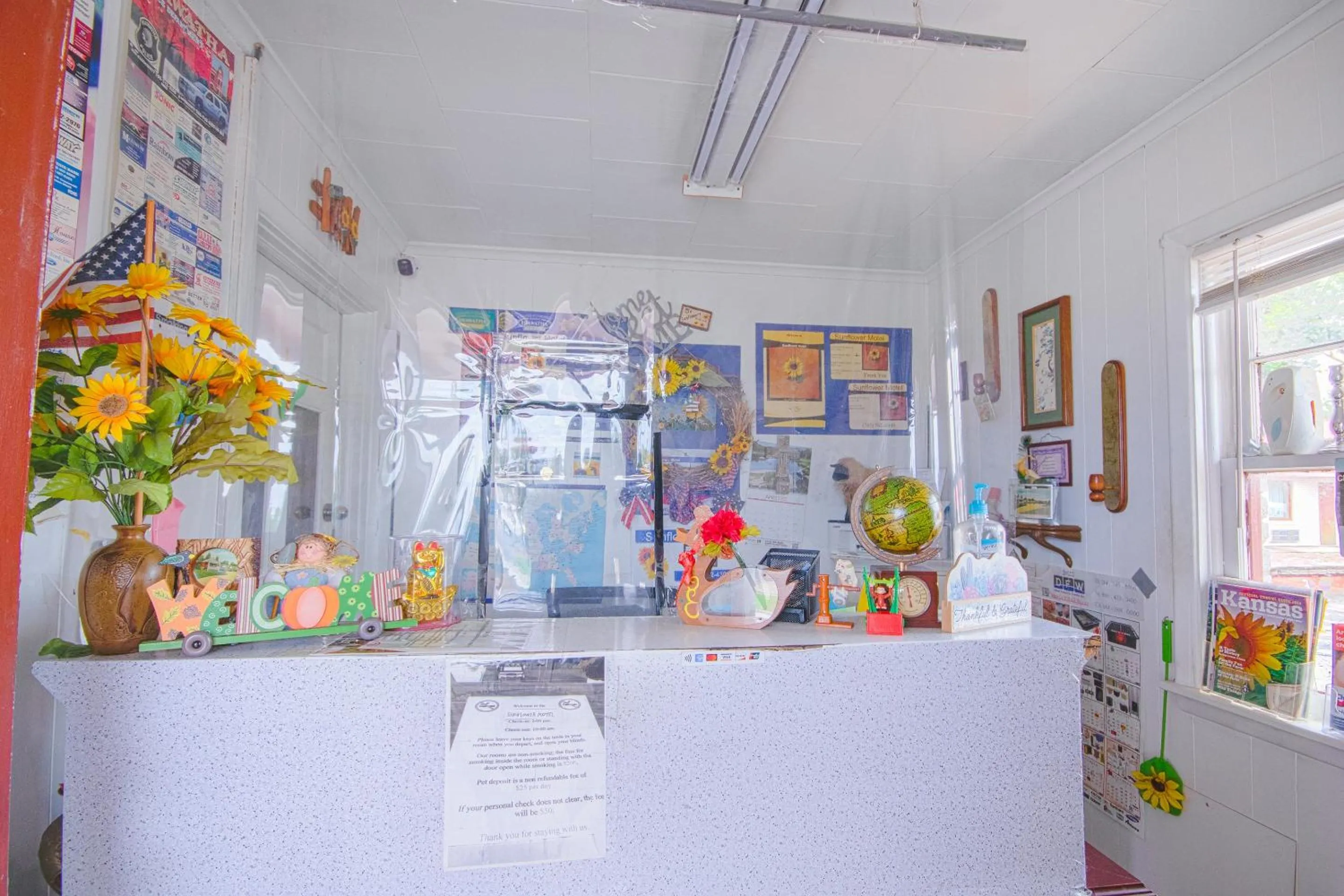 Lobby or reception in Sunflower Motel Hiawatha By OYO